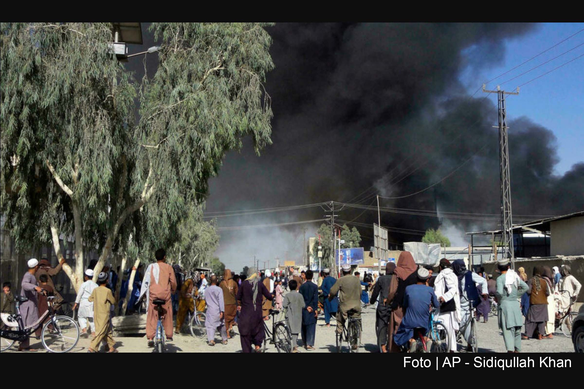 Nuvens de fumaça no céu de Kandahar (sul), após combates entre Talibã e forças afegãs (12/08/21).