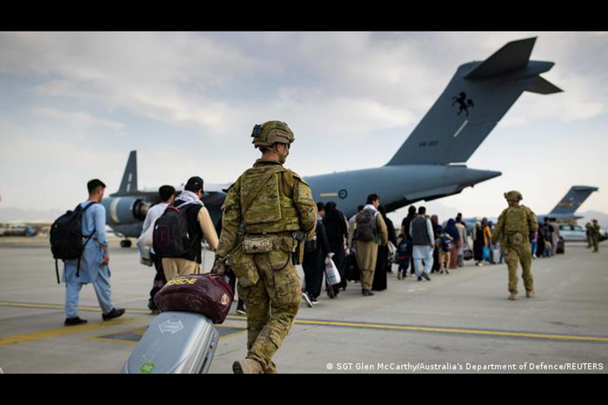 Os militares dos EUA dizem que os aviões estão decolando, em média, a cada 39 minutos em Cabul. EUA e aliados pedem que cidadãos deixem o local após ameaças de atentado com homens-bomba do "Estado Islâmico". Esforços para retirada de pessoas do Afeganistão entram na fase final.