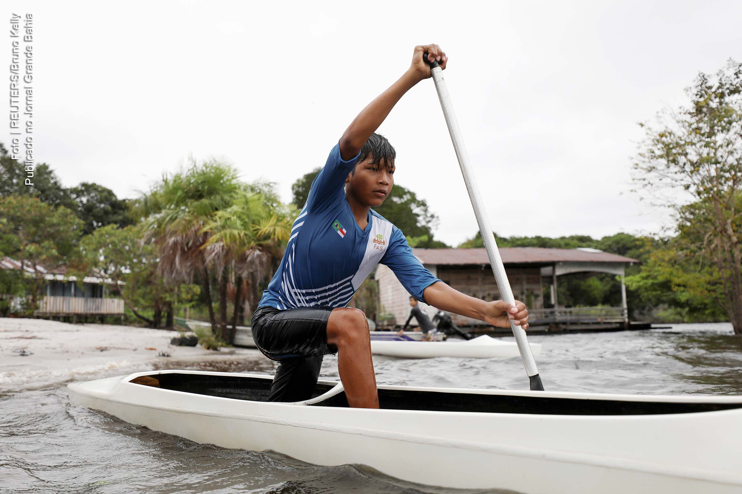Pequenos atletas da comunidade de Três Unidos têm baiano Isaquias Queiroz como exemplo.