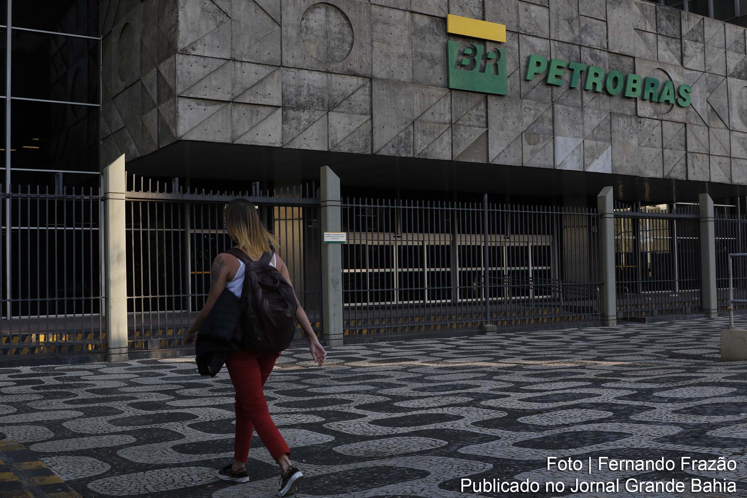 Margem de lucro elevada da Petrobras é resultado dos preços extorsivos cobrados na produção e distribuição de combustíveis.