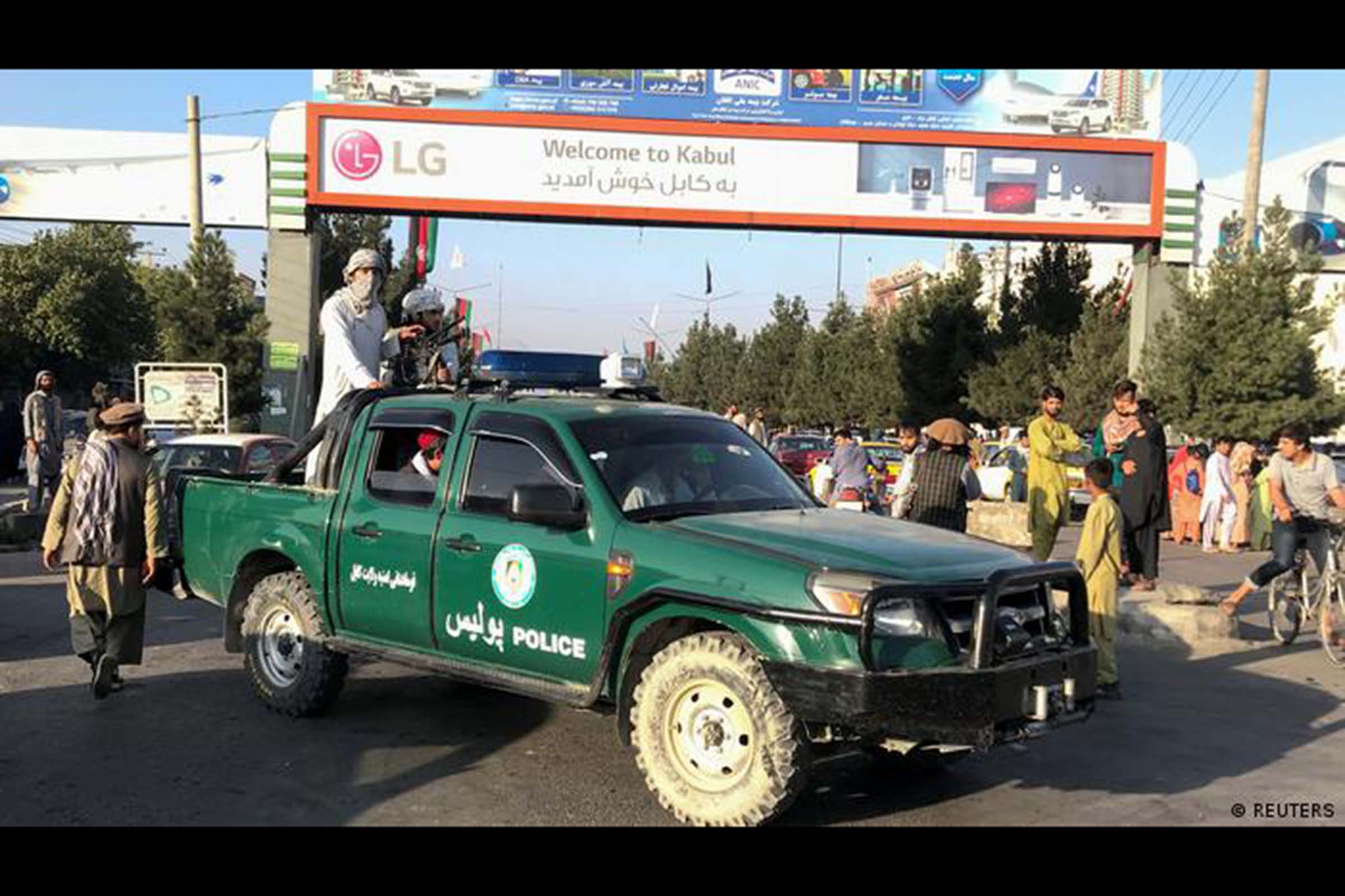 Rebeldes talibãs num carro da polícia afegã, diante do aeroporto de Cabul. Grupo afirma que não quer vingança. Mas muitos afegãos se mostram céticos, considerando histórico de atrocidades do movimento. Cabul já exibe sinais do retorno da teocracia, e poucas mulheres se arriscam a sair de casa.