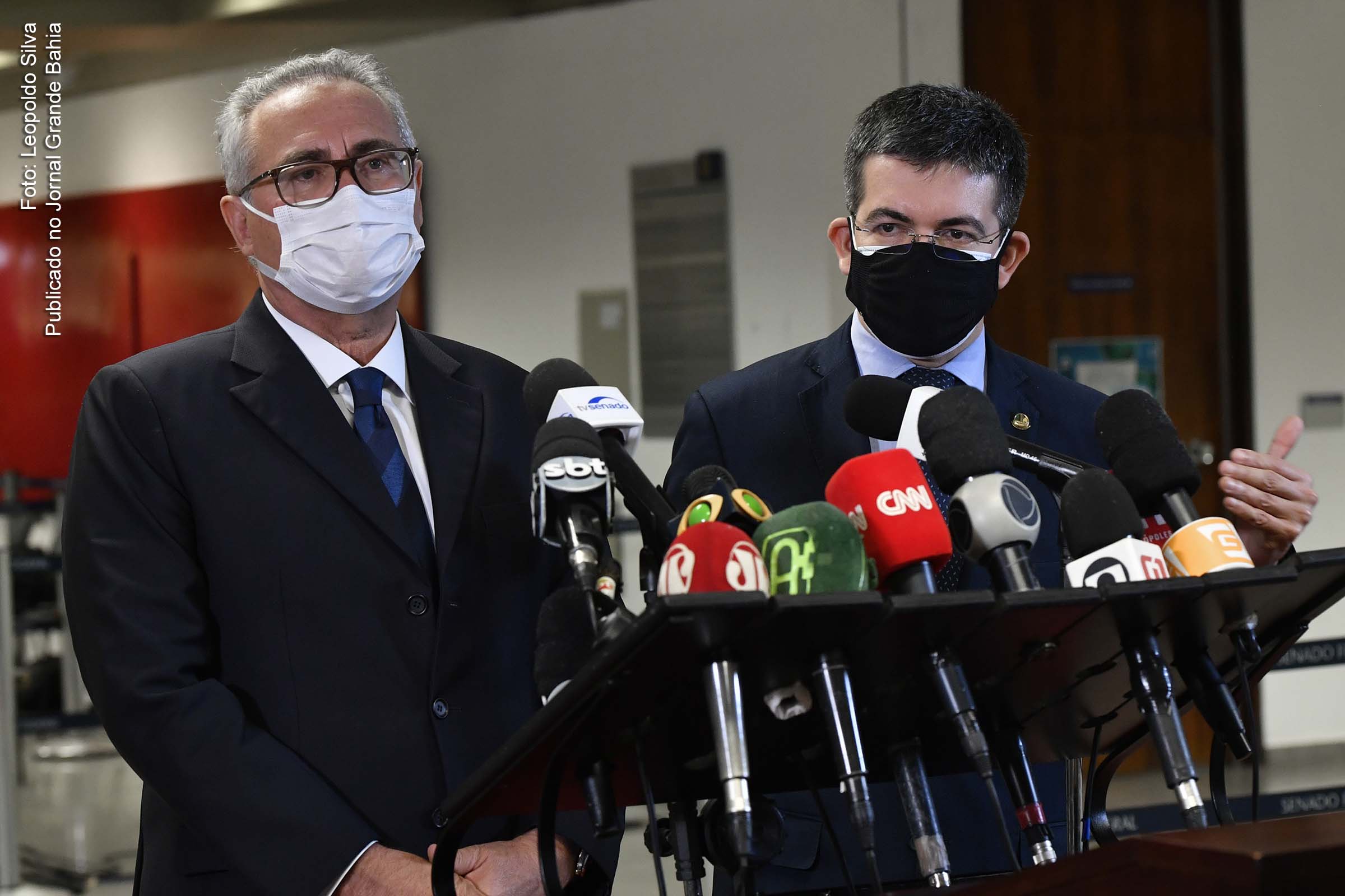 Senadores Randolfe Rodrigues (REDE-AP) e Renan Calheiros (MDB-AL), justificam o pedido de acareação entre ministro de deputado.