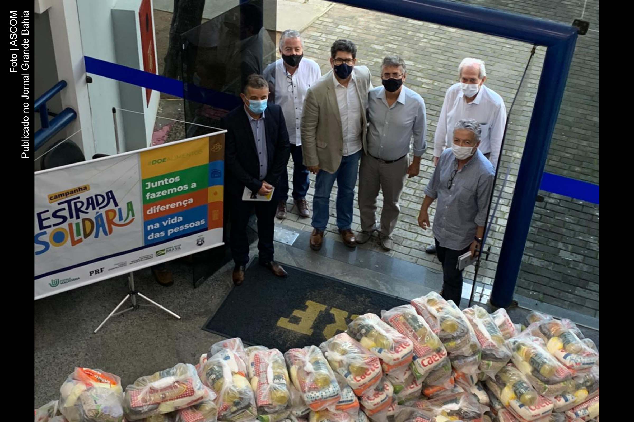 Representantes da PRF recebem doação de alimentos do Sindicombustíveis Bahia, resultantes da campanha de arrecadação ‘Estrada Solidária’.