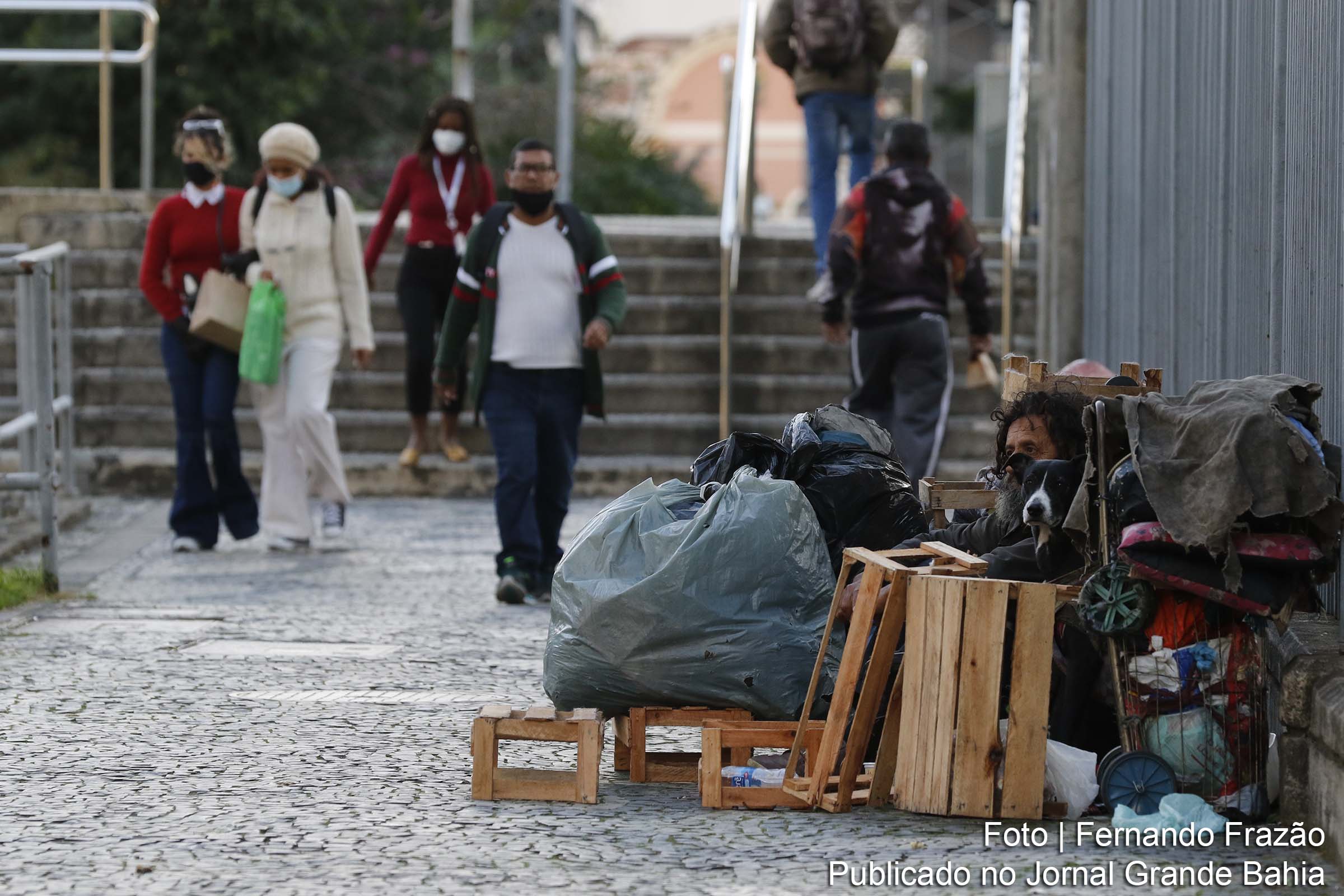 Moradores de rua contam com assistência voluntária de membros da comunidade.