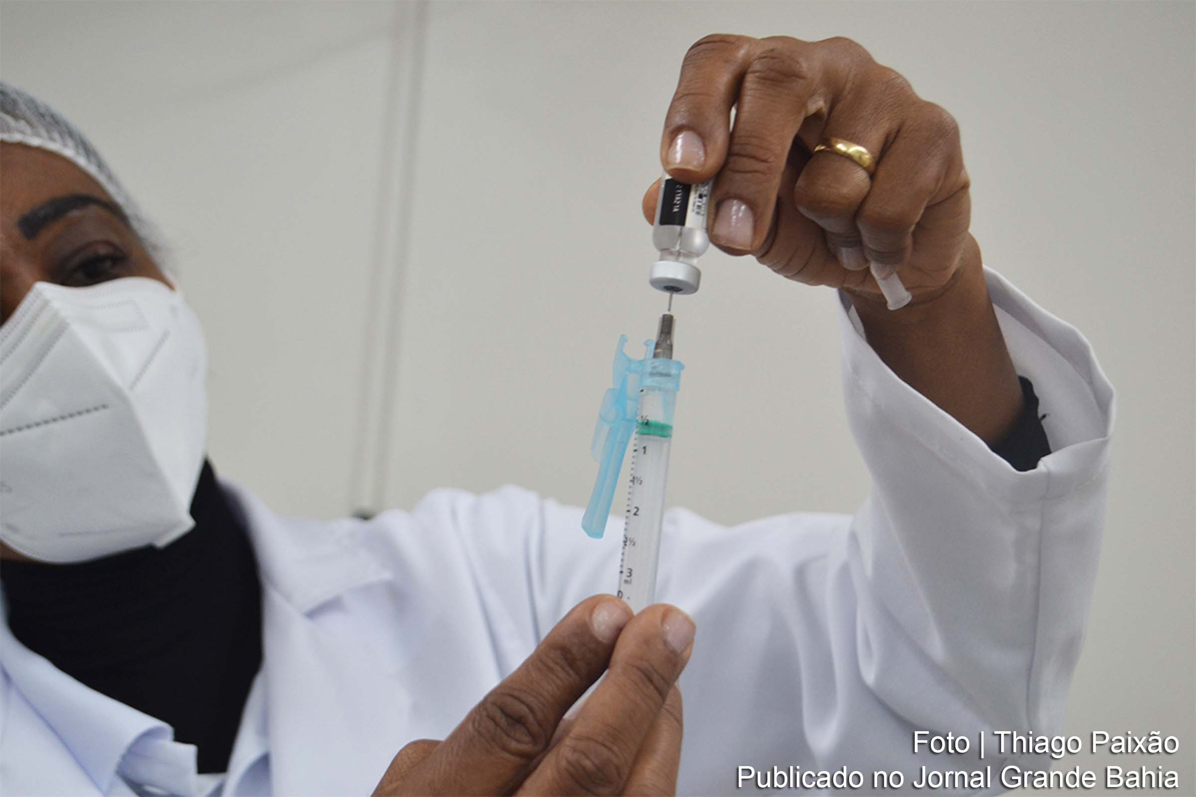 Continua com a aplicação apenas da segunda dose dos imunizantes Coronavac e AstraZeneca/Oxford para aqueles que estão no período recomendado.