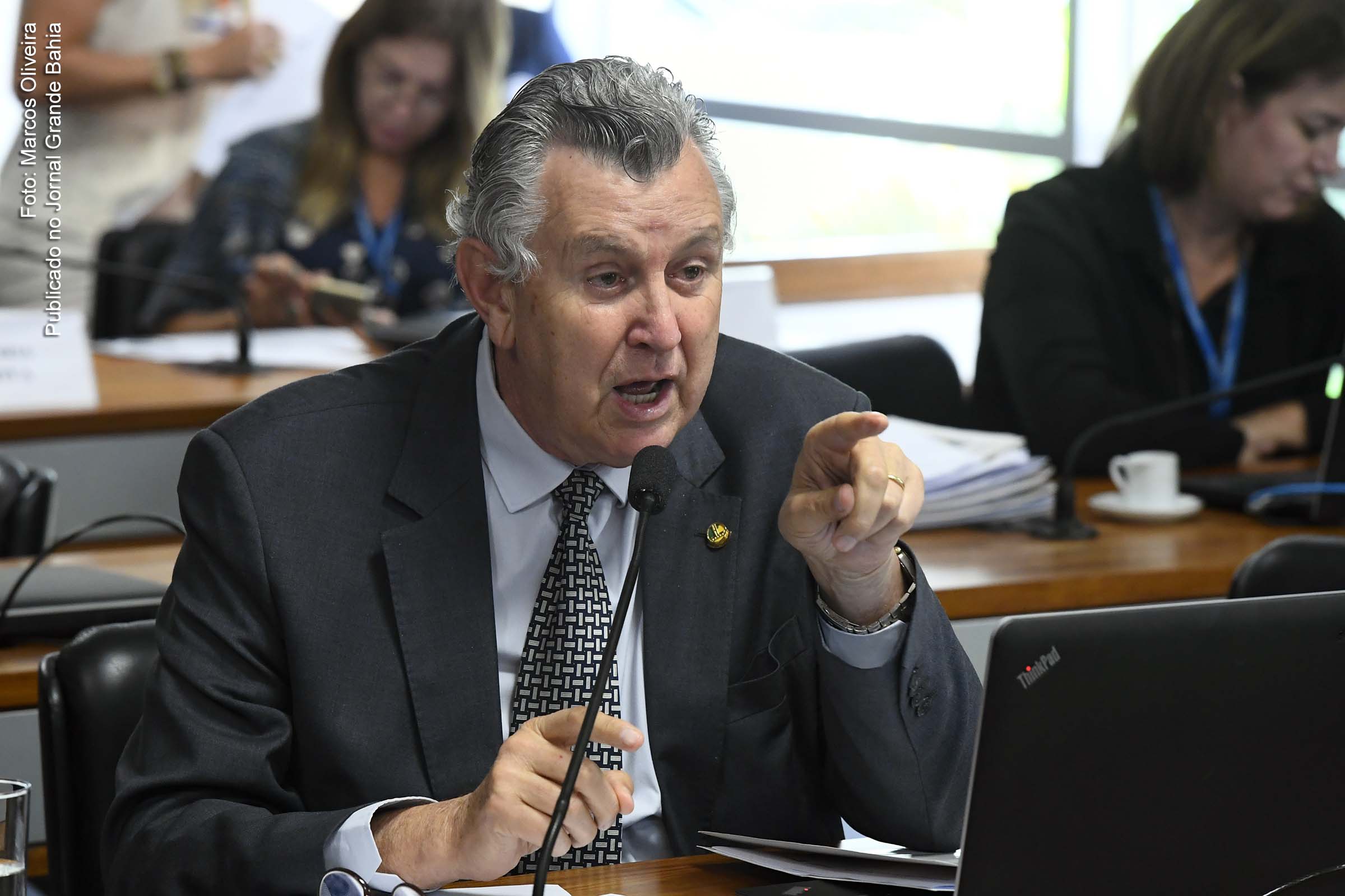 Senador Luis Carlos Heinze (PP-RS) fez lobby pela produção da Covaxin em indústrias de saúde animal. Bolsonarista queria converter empresas de vacina para febre aftosa em imunizantes para a covid-19. CPI da Covid recebeu documentos que mostram atuação de Heinze para incluir Precisa no negócio.