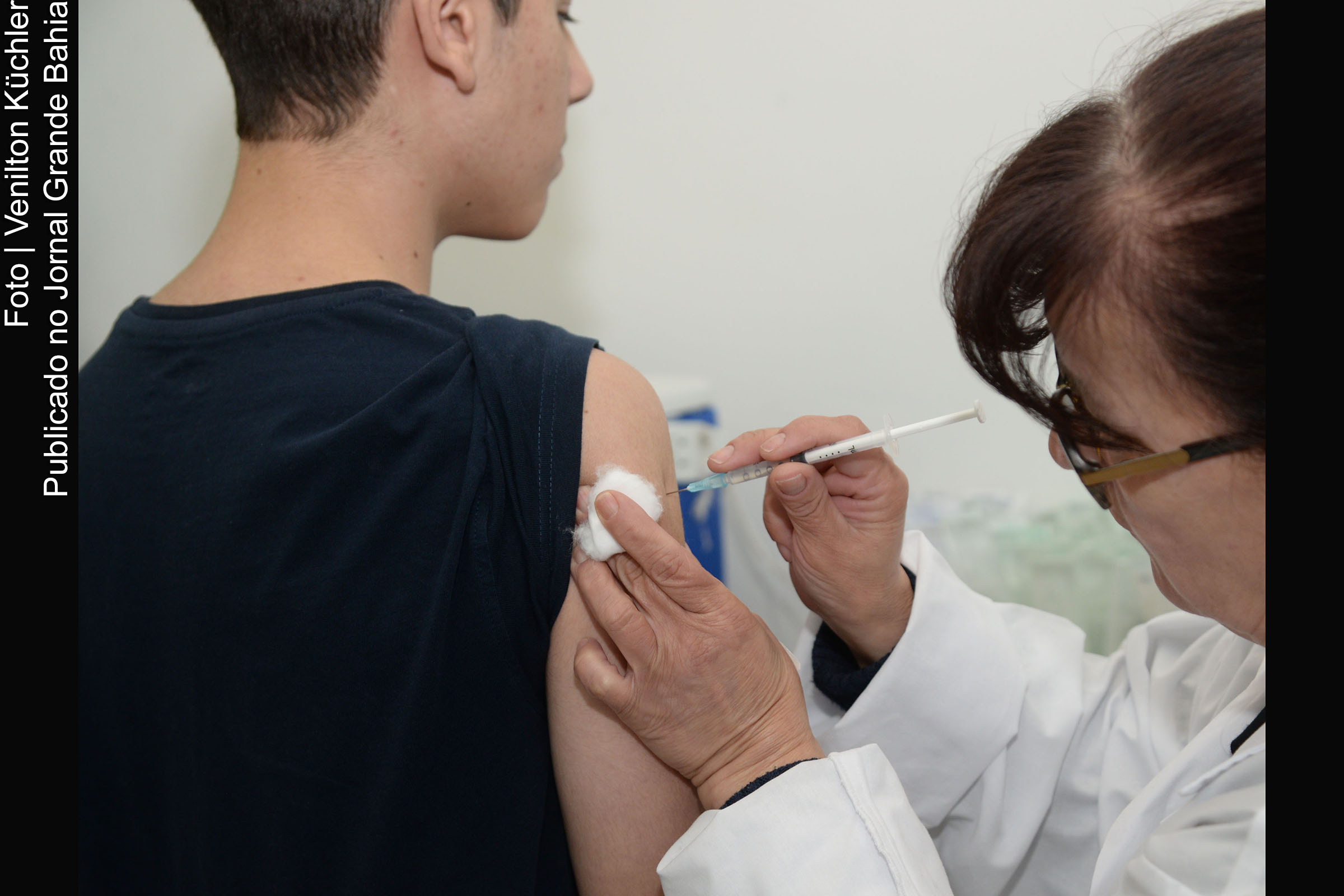 A imunização ocorre na Universidade Estadual de Feira de Santana (UEFS), nas Unidades Básicas de Saúde (UBS), nos distritos e em 21 Unidades de Saúde da Família (USF).