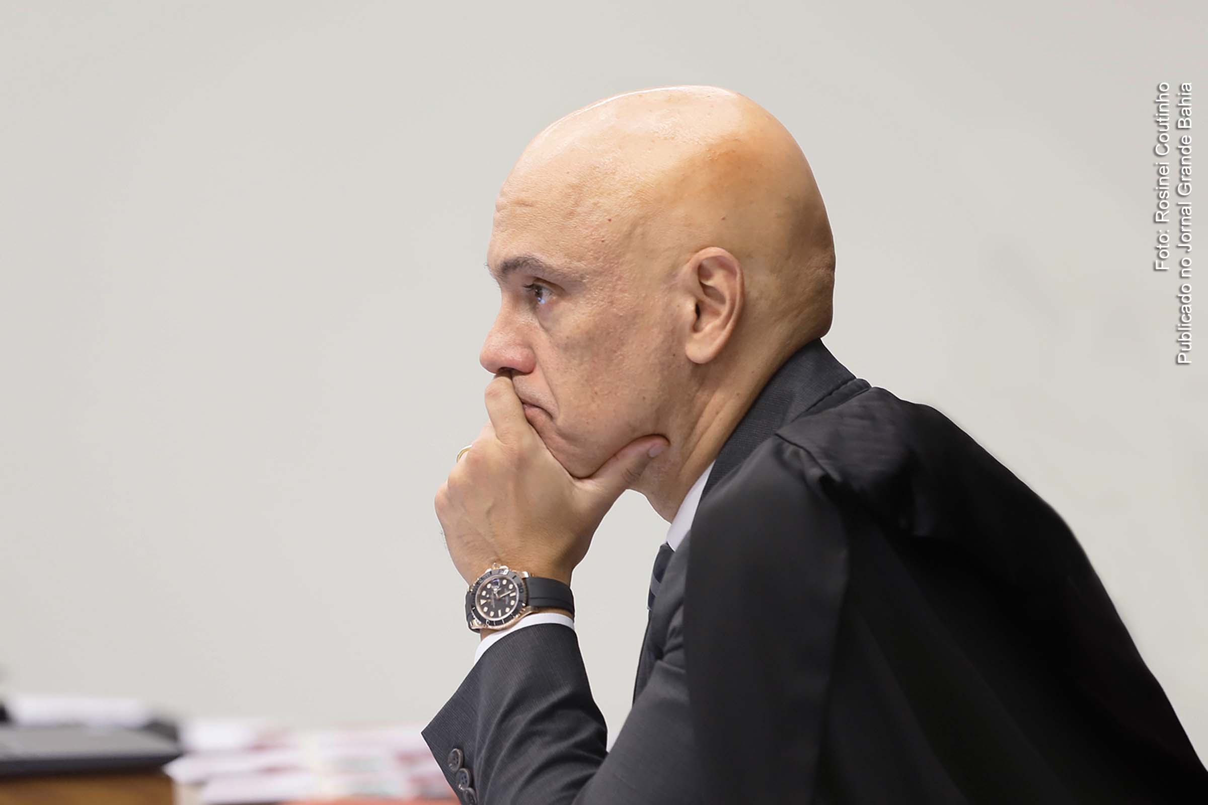 O ministro do STF Alexandre de Moraes é relator do inquérito contra Wellington Macedo j, que também investiga o cantor Sérgio Reis e o deputado Otoni de Paula. Wellington Macedo havia sido alvo de busca e apreensão em agosto e estaria organizando atos violentos contra a democracia no dia 7 de setembro de 2021, segundo PGR. Caminhoneiro youtuber está foragido.