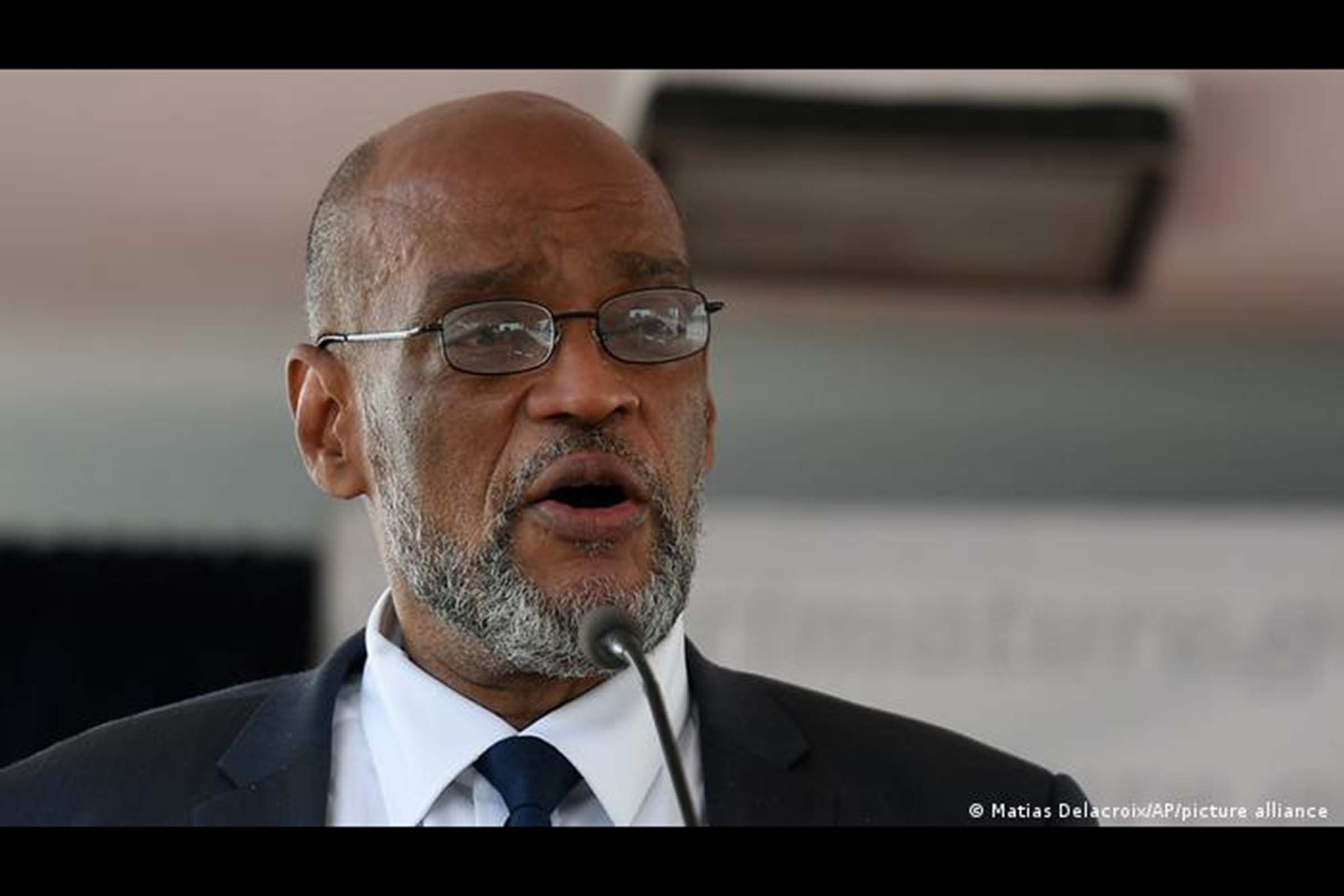 Ariel Henry foi nomeado primeiro-ministro dias antes da morte do presidente Jovenel Moise. Investigação aponta que Ariel Henry teria falado por telefone com principal suspeito pelo crime logo após assassinato. Premiê nega envolvimento e aponta "táticas diversionistas".