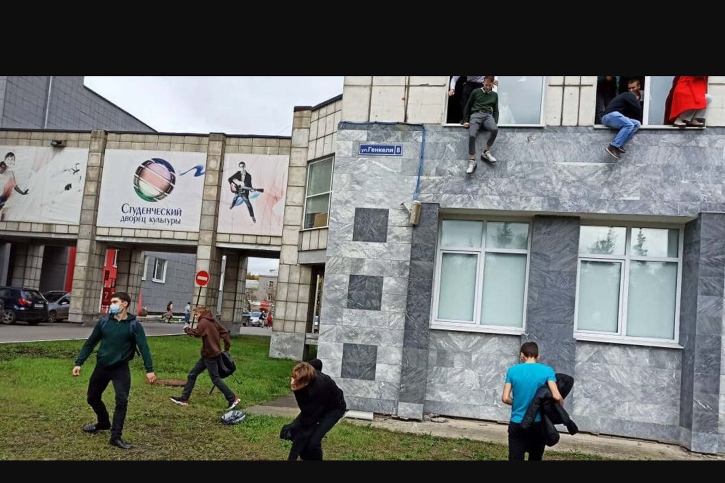 Estudantes tentam fugir de atirador que abriu fogo na universidade de Perm.