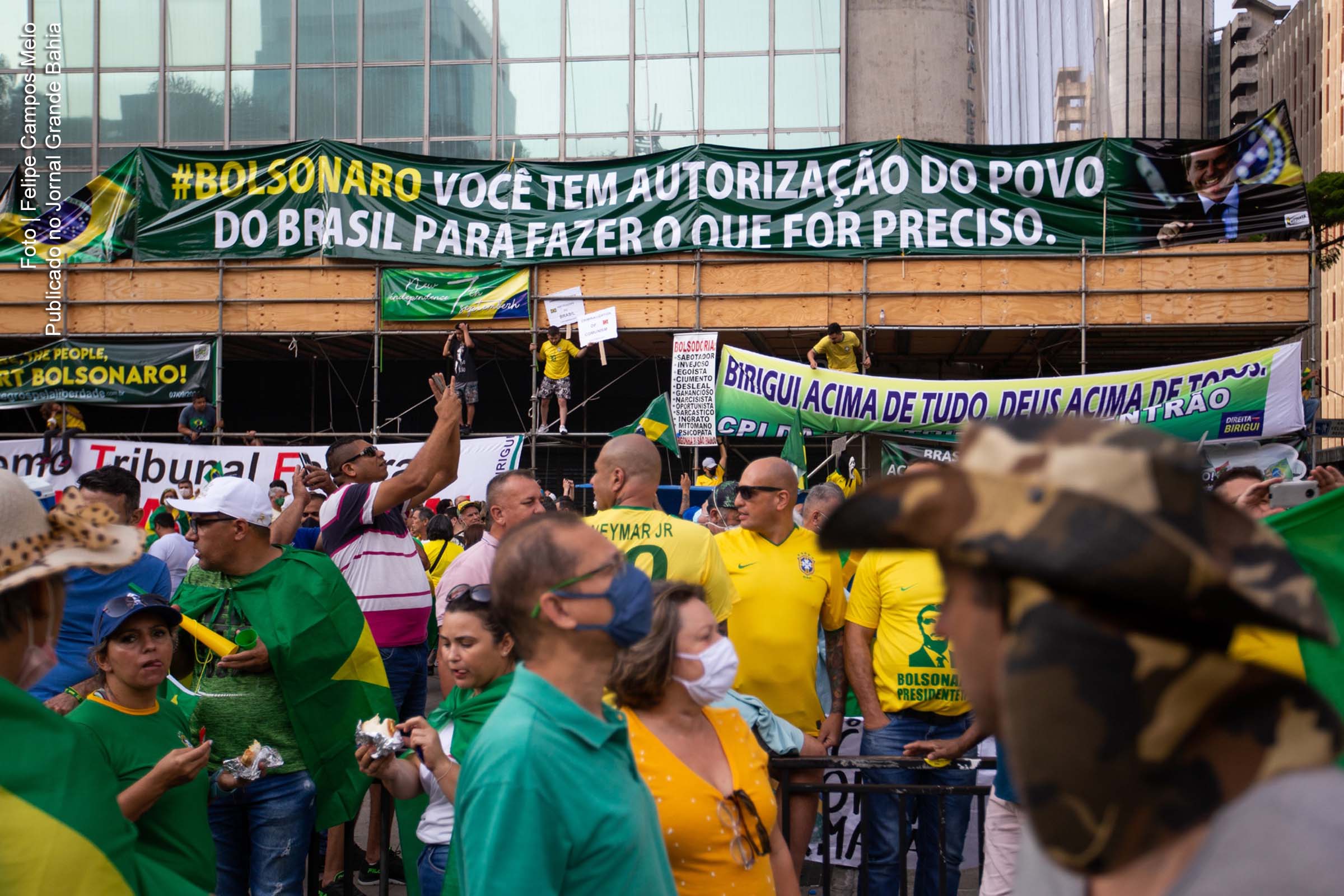 Bolsonaristas em manifestação durante a edição 2021 do 7 de setembro. Parte da base do presidente reage desnorteada e vê capitulação de Bolsonaro após atos de 7 de Setembro. Outros tentam reembalar divulgação de nota como um mero recuo tático de um "xadrez 4 D". Em transmissão ao vivo nesta quinta, Bolsonaro pediu "um tempinho" aos seus apoiadores