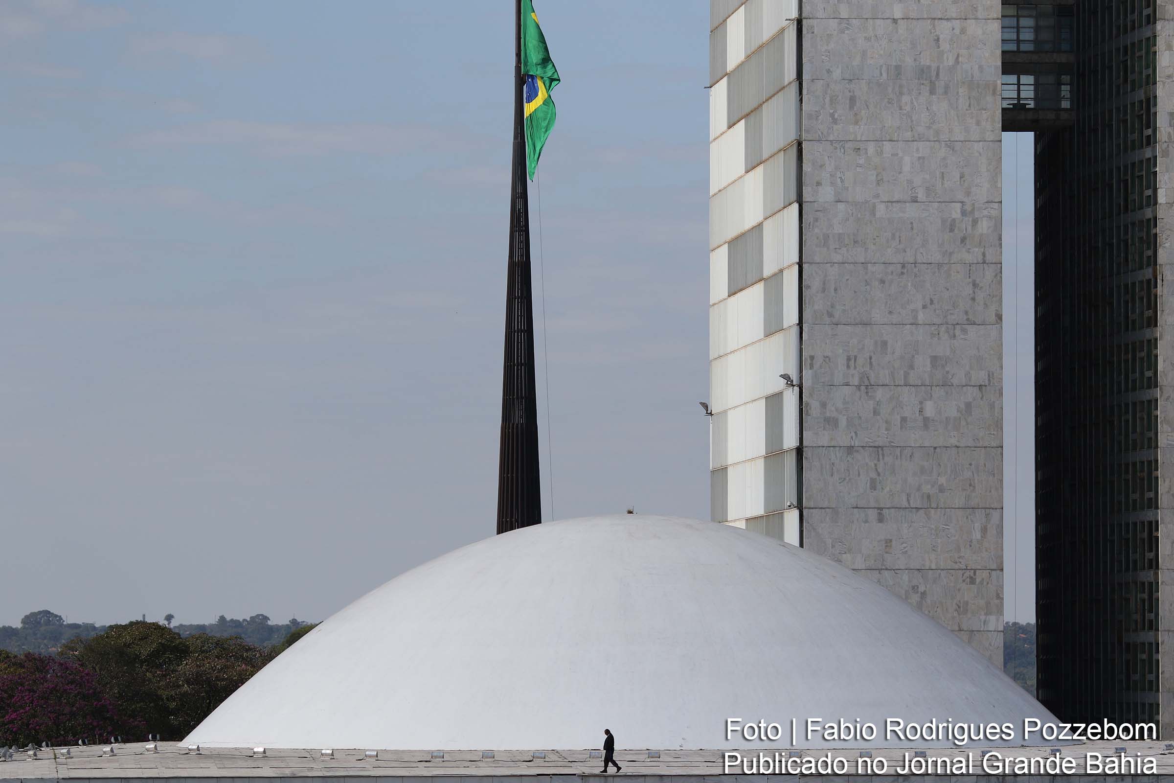 Medida suspende a carteira do motorista que infringir a lei de trânsito e postar vídeos ou imagens nas redes sociais.