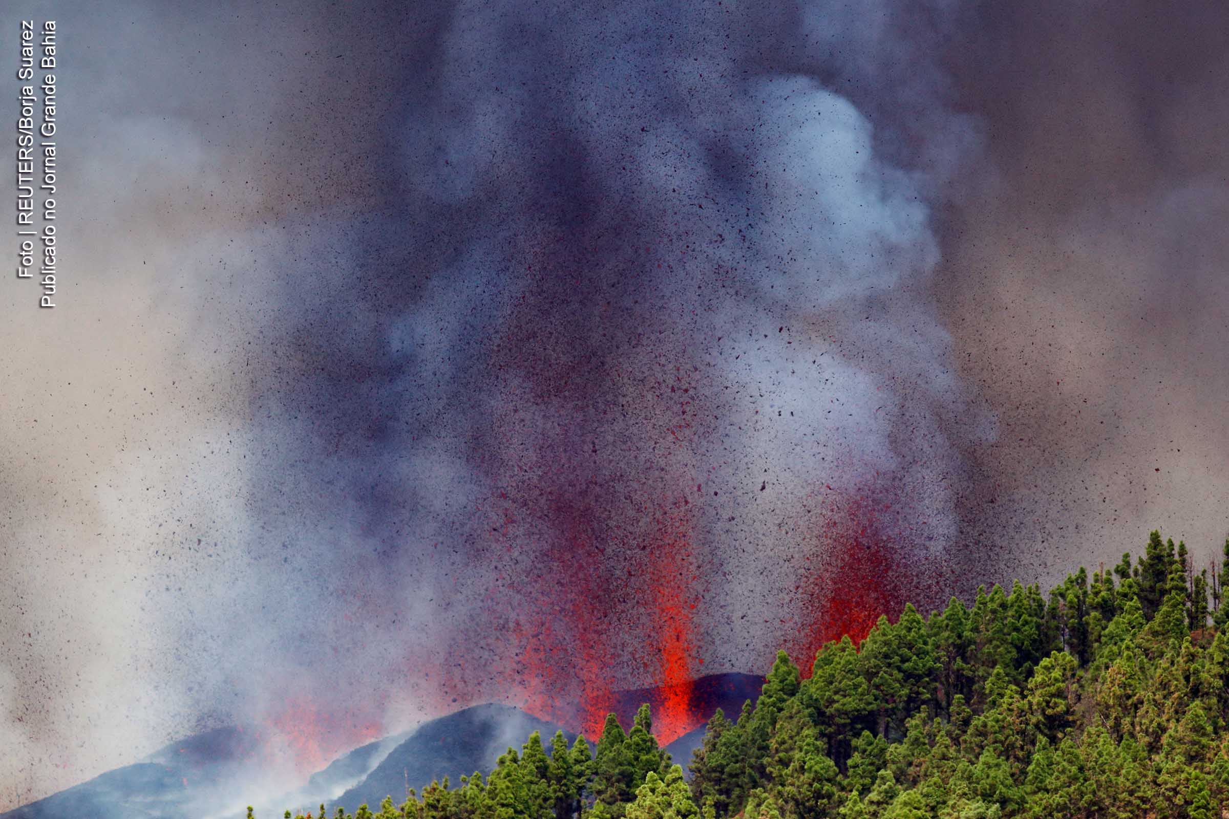Lava e fumaça sobem após a erupção de um vulcão no parque nacional Cumbre Vieja em El Paso, nas ilhas Canárias de La Palma, em 19 de setembro de 2021.
