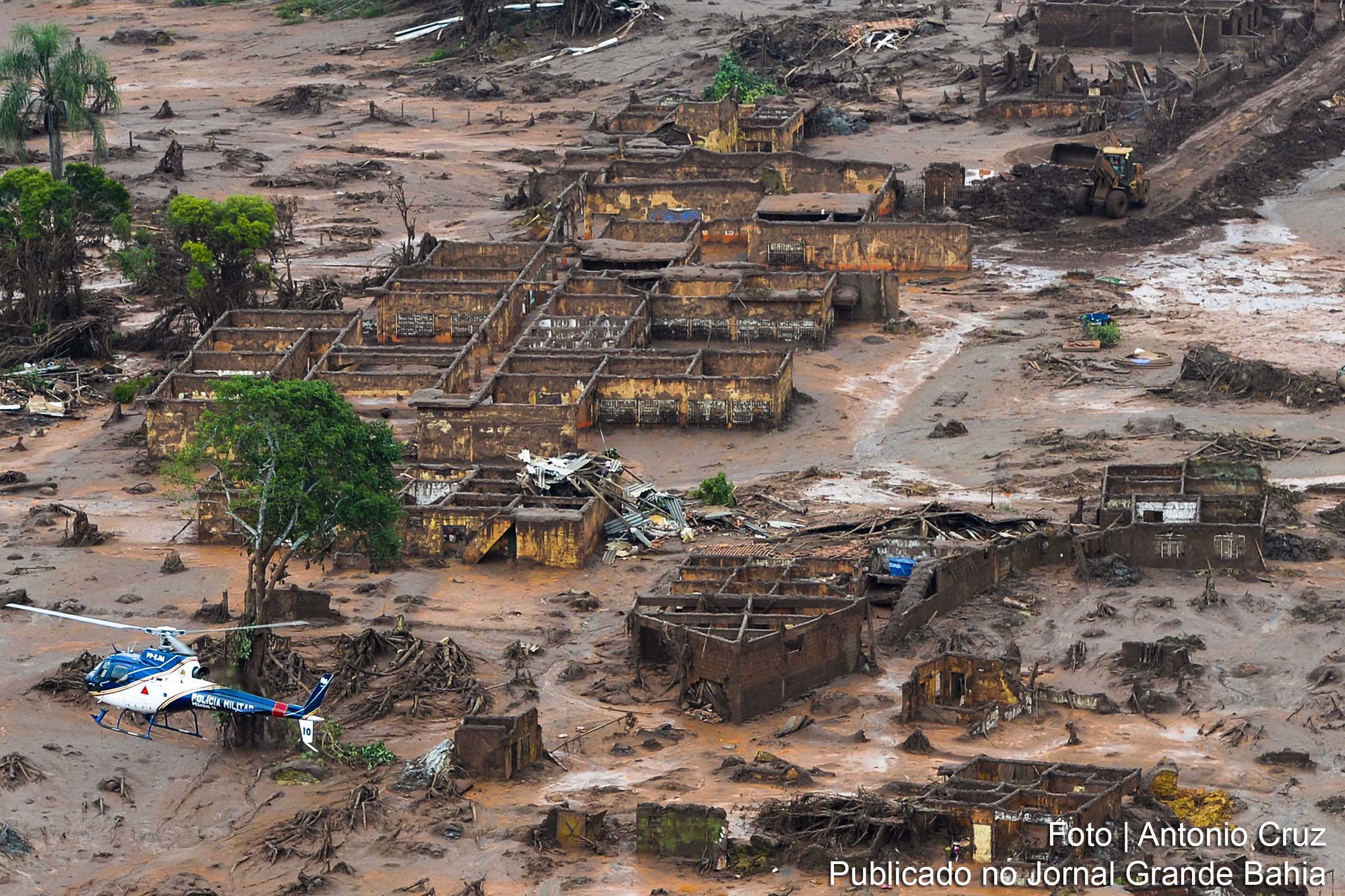 Dezenove pessoas morreram e toneladas de rejeitos tóxicos atingiram a bacia do Rio Doce em Mariana, no ano de 2015.