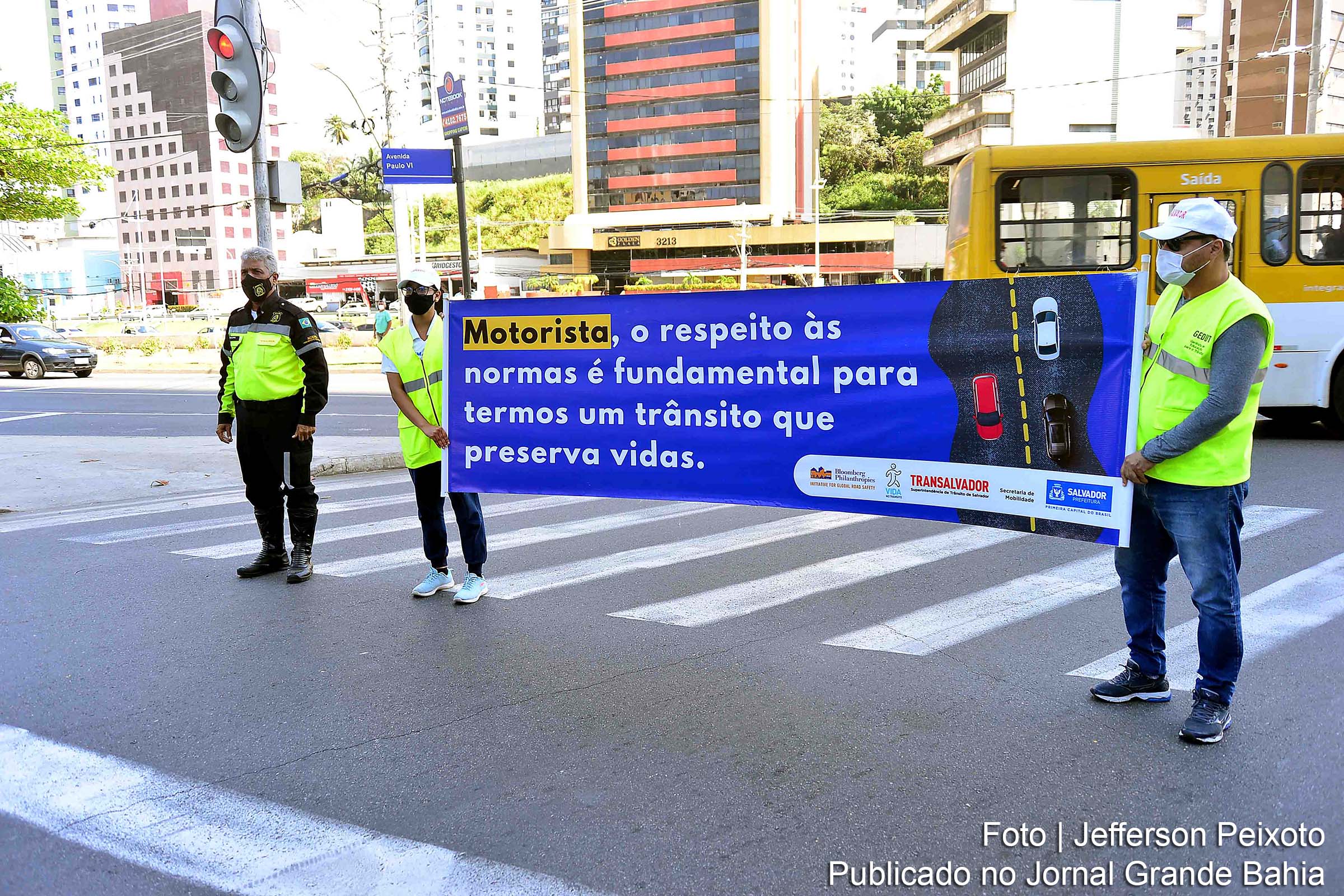 Quem passou pela Avenida ACM, pôde conferir uma ação especial de abertura de faixa com dizeres de cunho educativo.