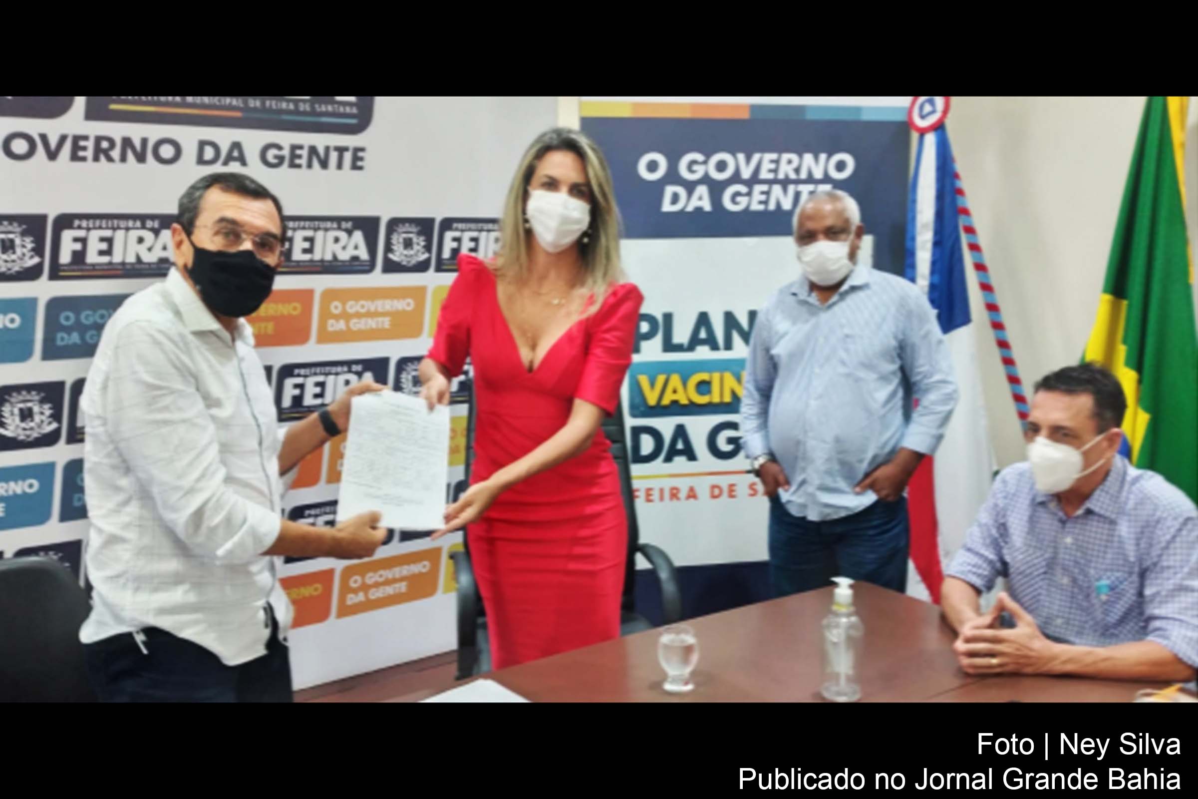 O alvará para construção do equipamento foi entregue pelo vice-prefeito Fernando de Fabinho à juíza coordenadora-geral dos Juizados Especiais da Bahia, Fabiana Pelegrino.