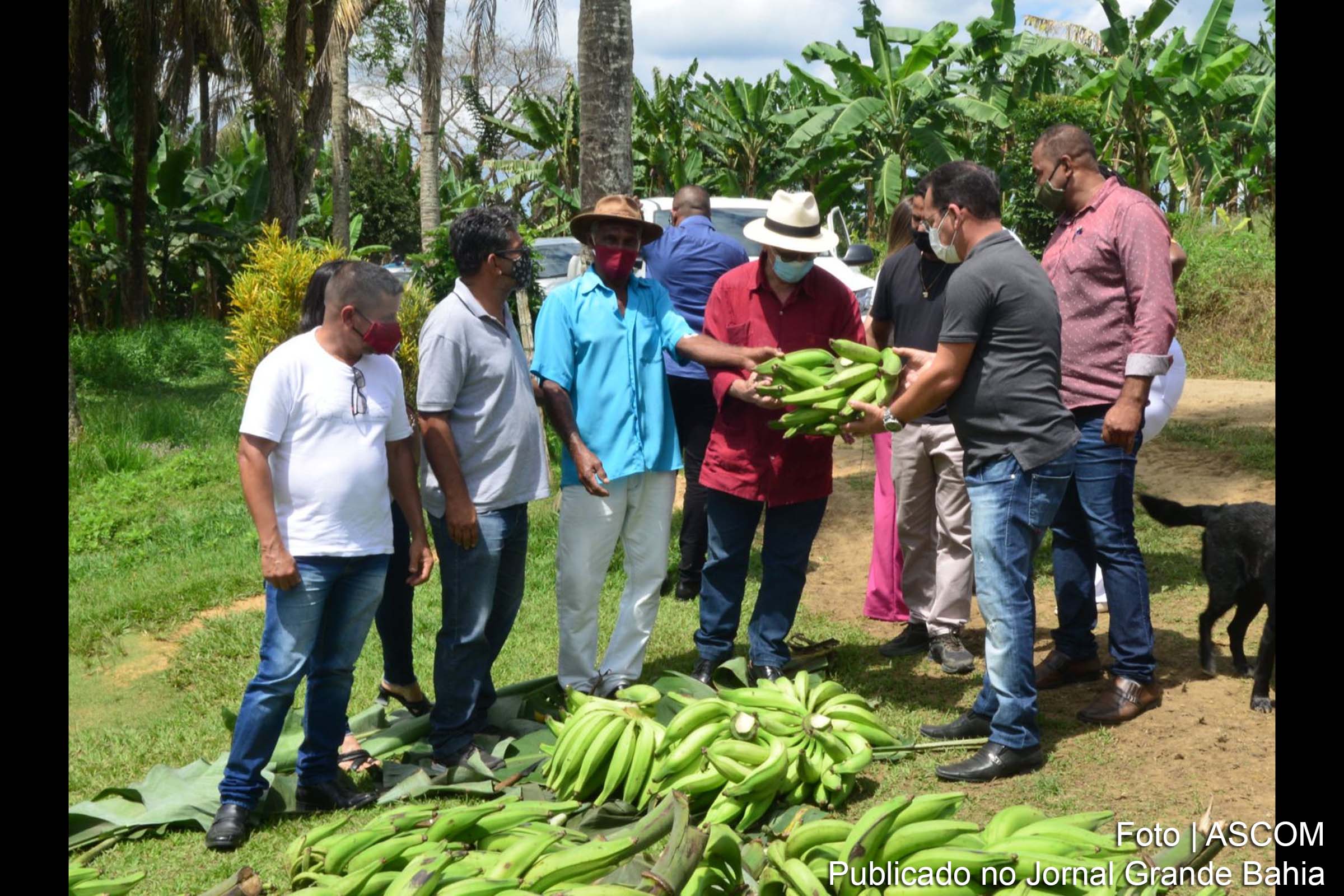 Equipe da SDR durante visita em uma das 20 casas artesanais de produção de farinha, que fica em Ponto Chique, distrito de Muniz Ferreira.
