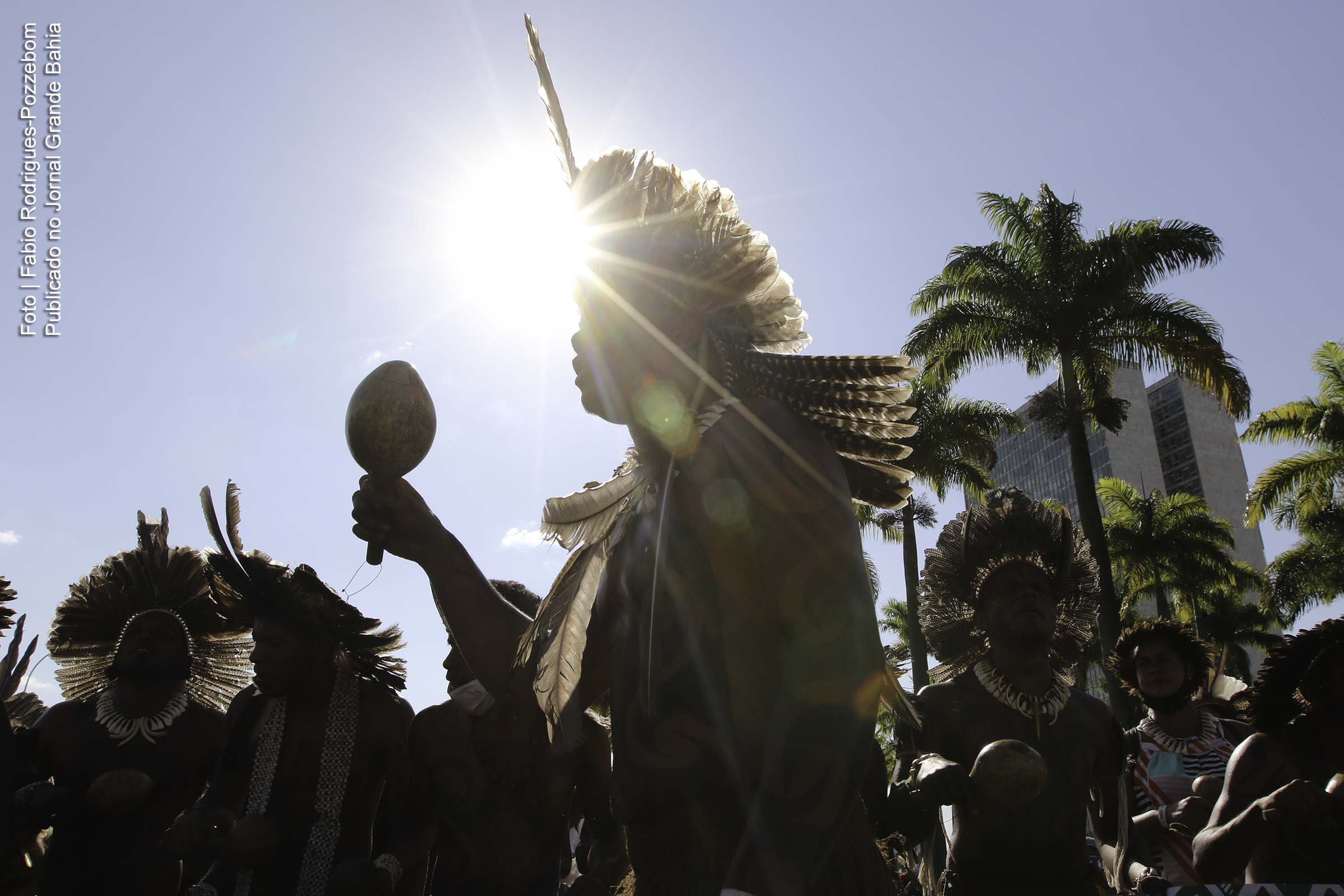 Indígenas protestam antes do julgamento do marco temporal no STF, que pode definir o futuro das demarcações de terras no Brasil.