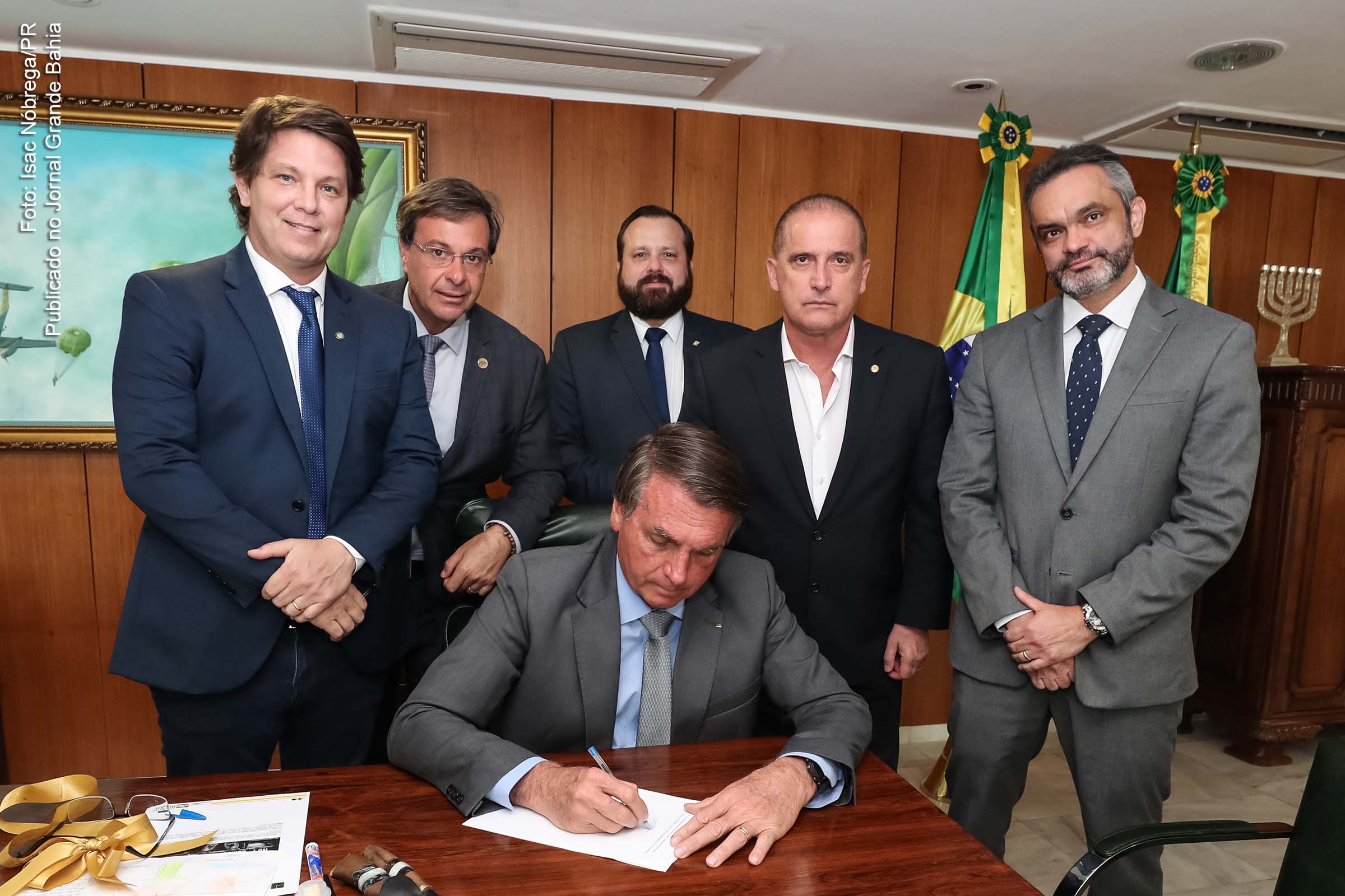 Presidente Jair Bolsonaro assina MP que limita remoção de conteúdos das redes; Extremista que garantir promoção de fake news dos seguidores