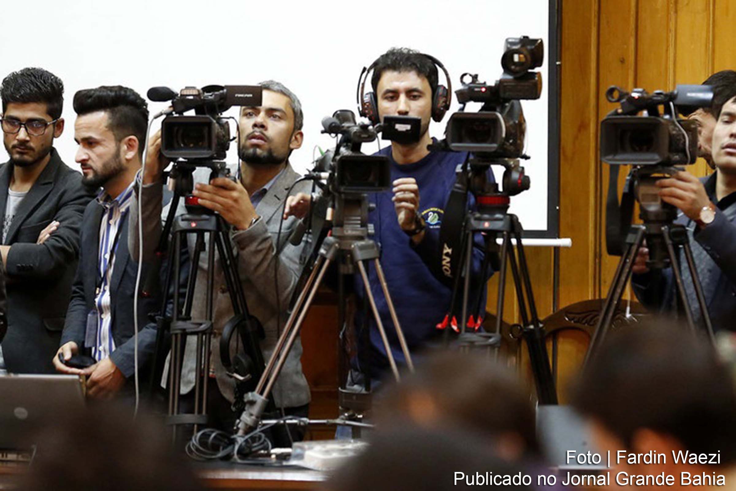 Jornalistas em Cabul. Apelo de relatores de direitos humanos da ONU dirige-se a todos os países. Acnur chama a atenção para crise interna de deslocados com 600 mil afegãos desalojados, sendo 80% mulheres e crianças.