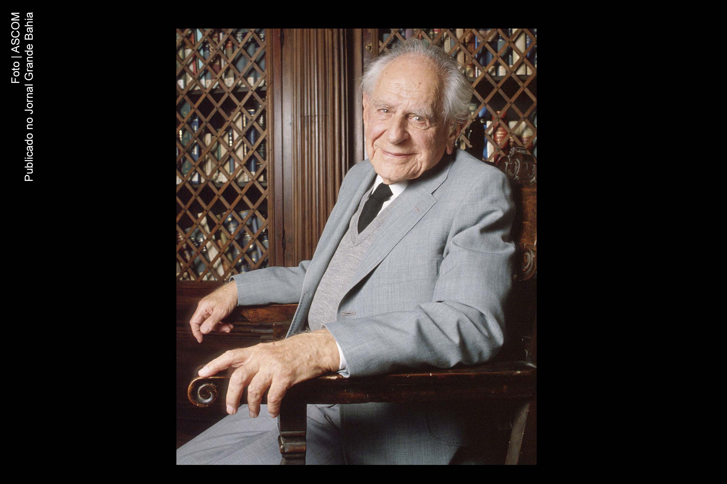 O austríaco Karl Raimund Popper (Viena, 28 de julho de 1902 — Londres, 17 de setembro de 1994) é conhecido pela vigorosa defesa da democracia liberal e pelos princípios da crítica social que ele acreditava tornar possível em uma florescente sociedade aberta.