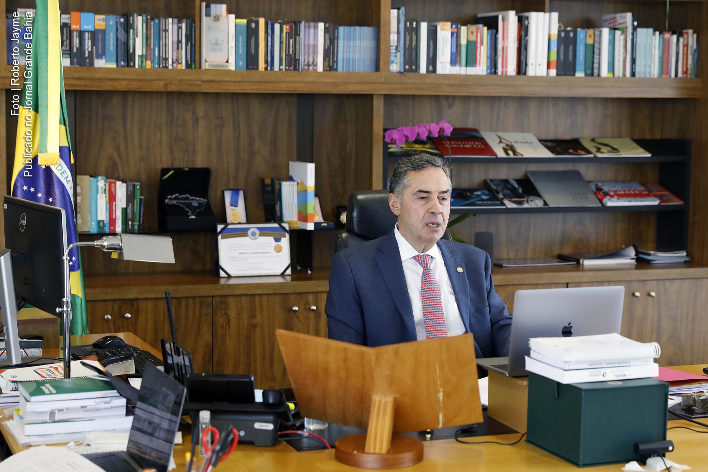 Ministro Luís Roberto Barroso comenta sobre ‘A crise da democracia no Brasil e no mundo’.