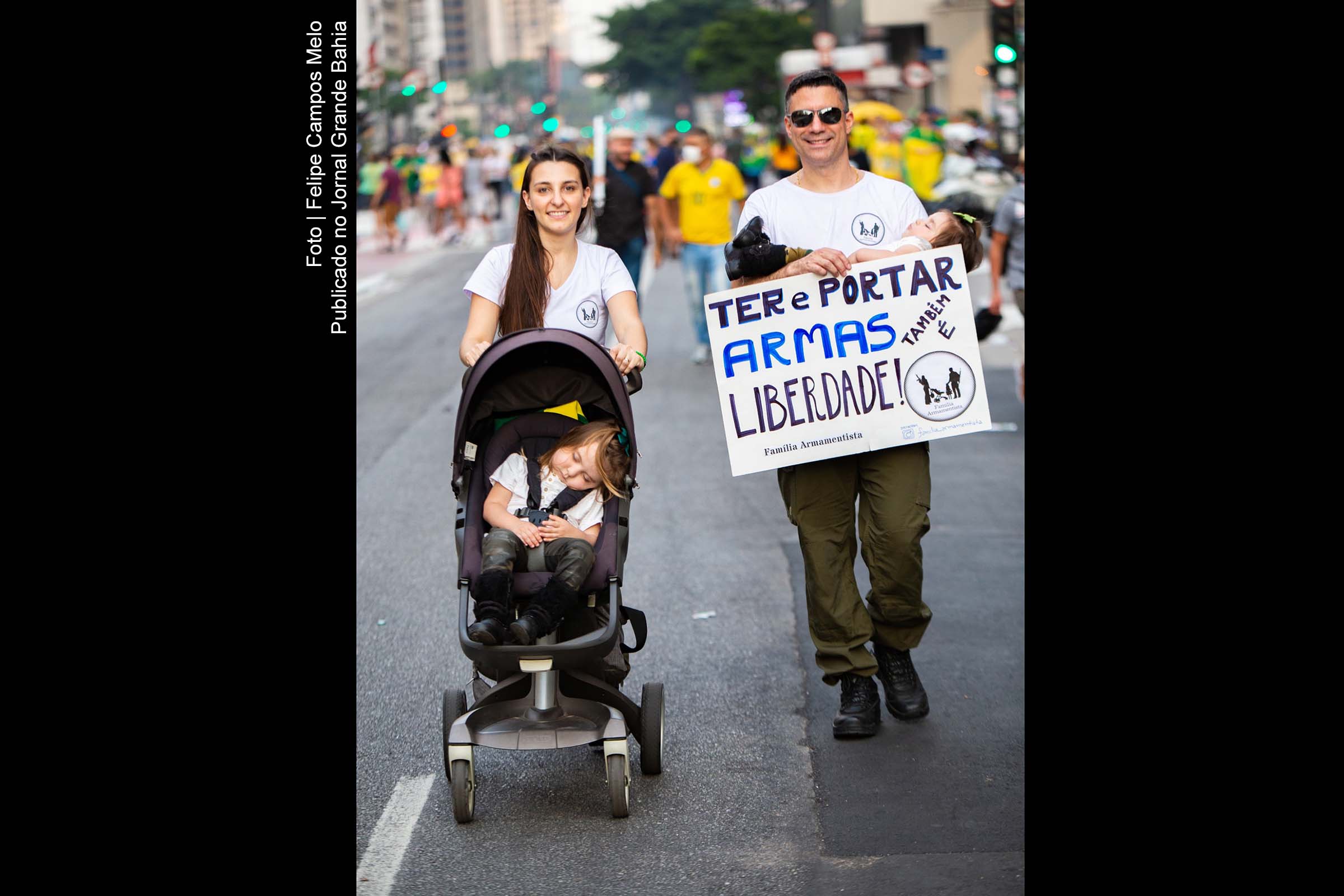 Manifestação pró-governo Bolsonaro em São Paulo. "Todos aqui estão convencidos de que a elite brasileira se uniu num complô contra Bolsonaro e 'o povo'", diz site alemão. Alemão Tagesschau observa que apoiadores do presidente acreditam em teorias da conspiração. Britânico "The Guardian" destaca propensão à violência de bolsonaristas. "Le Monde" relata pedidos de golpe de Estado nos atos.