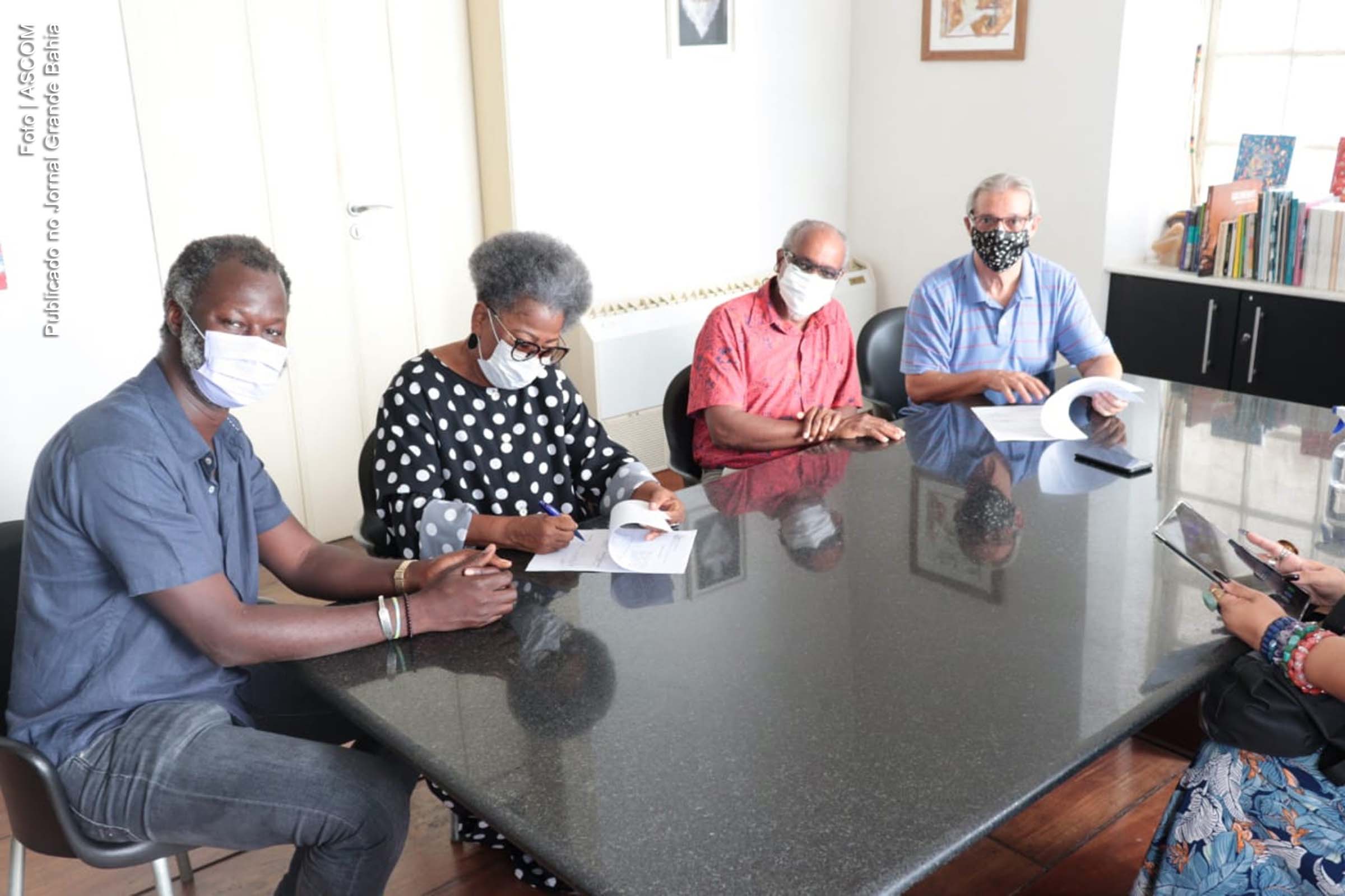 Membros da Associação Cultural Franco Brasileira assinam Protocolo de Intenções.