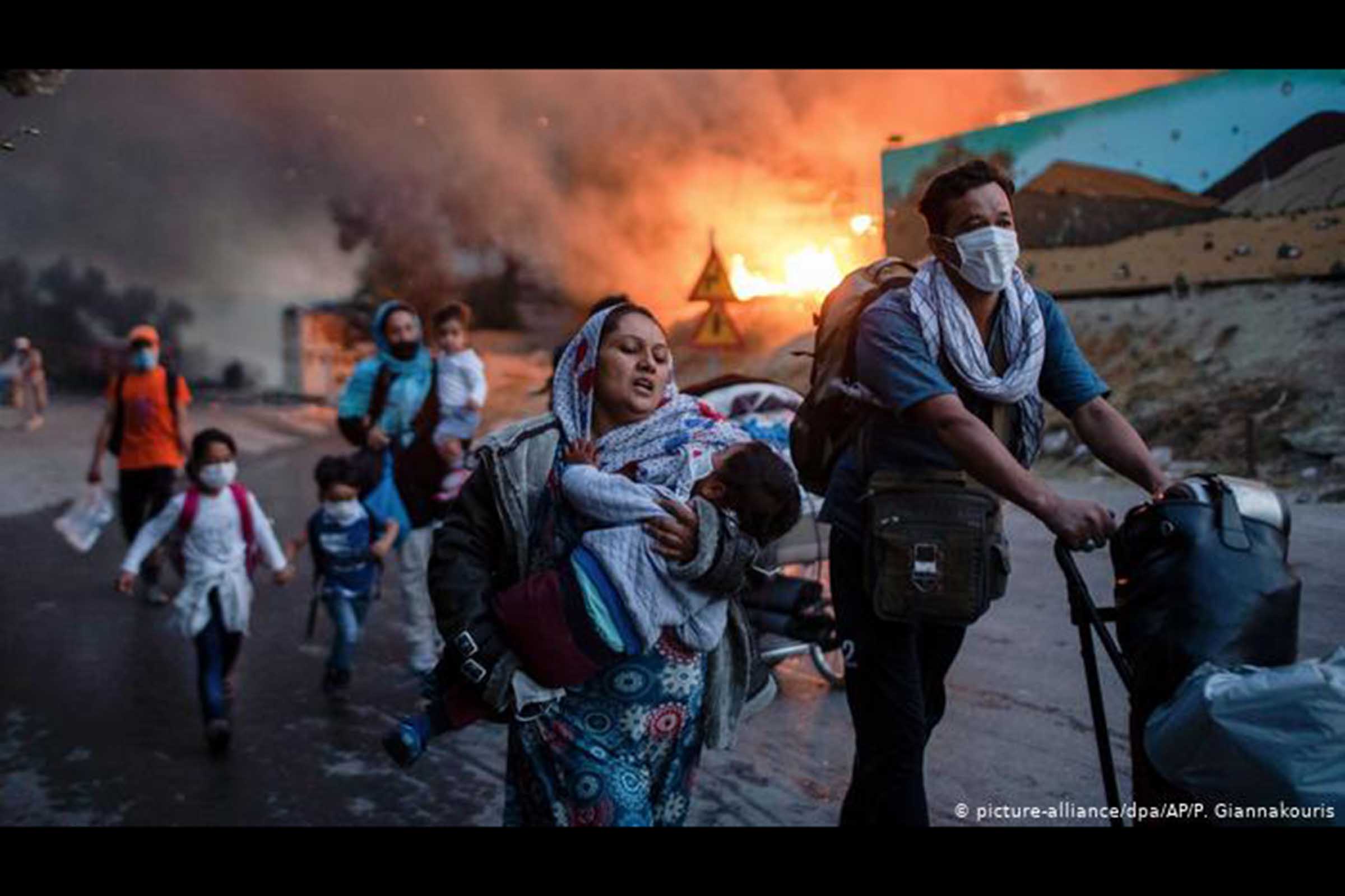 Migrantes fogem das chamas no campo de Moria em 9 de setembro de 2020; Em 9 de setembro de 2020, um incêndio destruiu o maior campo de refugiados da Europa, na ilha grega de Lesbos, deixando 12 mil desabrigados. Até hoje governo não cumpriu promessas, e muitos seguem em campo provisório.