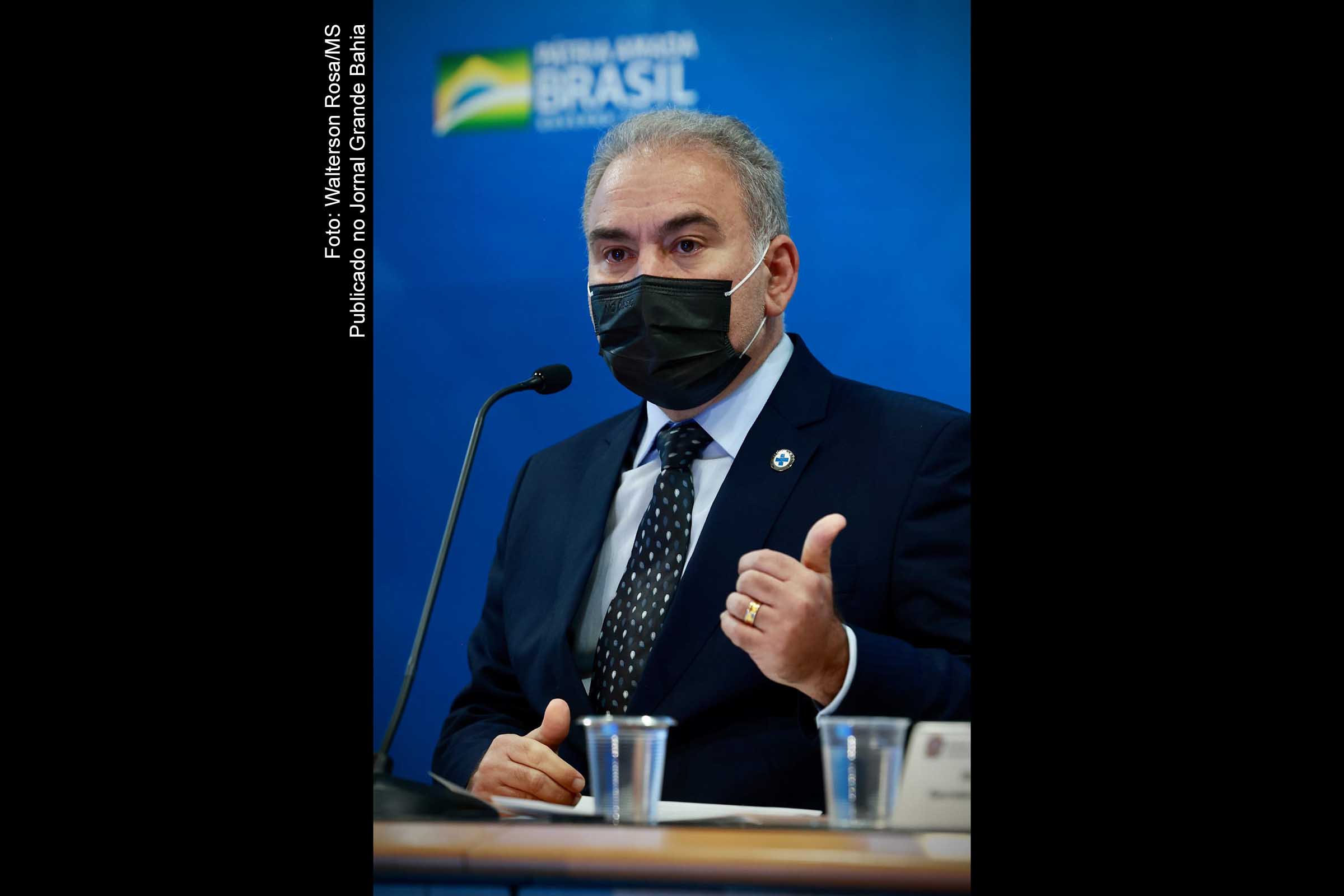 Segundo o ministro Marcelo Queiroga, trabalhadores que tomaram segunda dose há pelo menos seis meses poderão receber nova aplicação da vacina contra a covid-19, de preferência a da Pfizer. Profissionais de saúde estiveram entre os primeiros grupos a receber a vacina no país, ainda em janeiro de 2021.