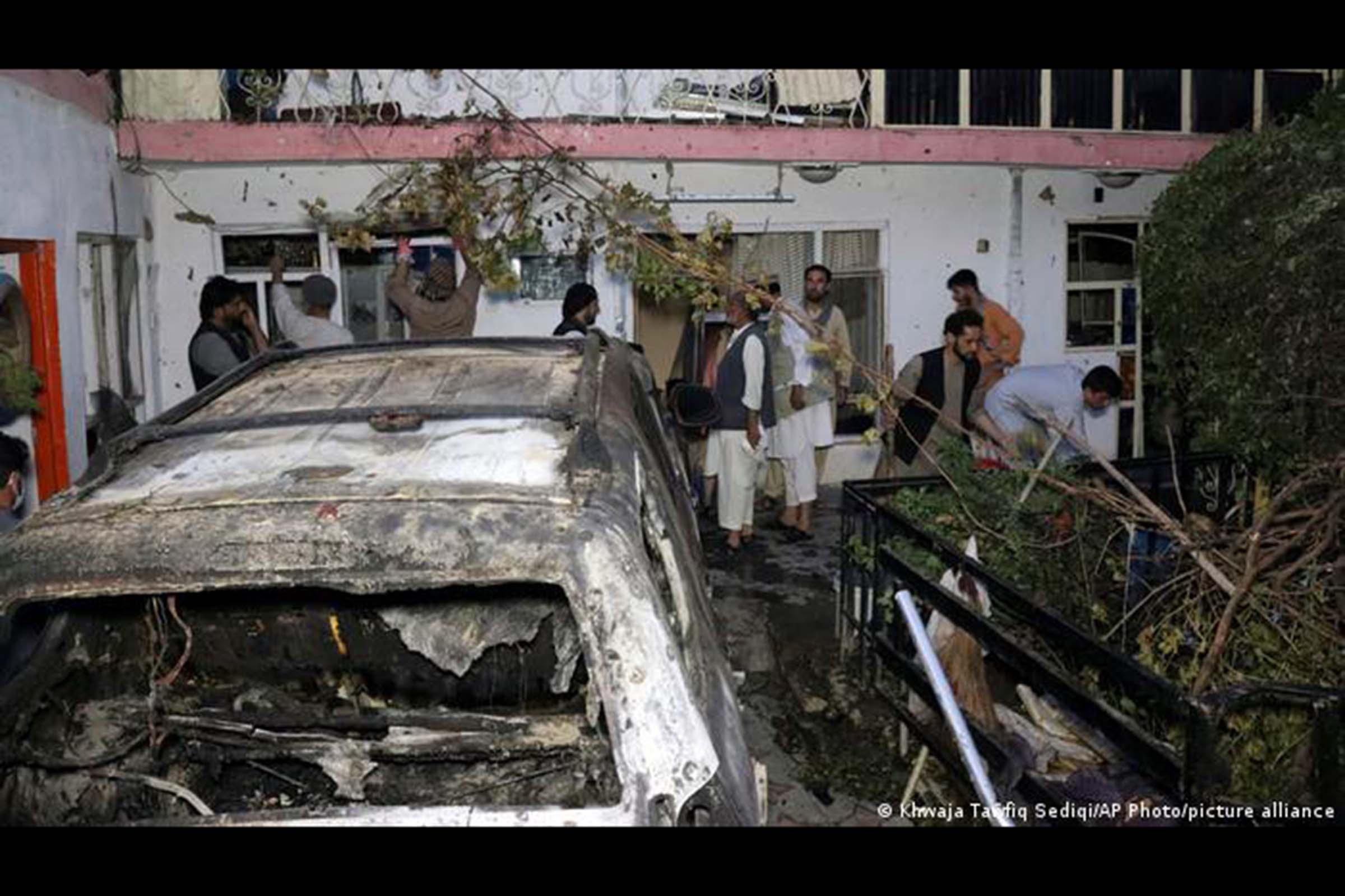 Míssil atingiu parte traseira de carro e matou o motorista, crianças que haviam se aproximado e pessoas de dentro da casa. Inicialmente, americanos divulgaram que tinham matado terrorista que preparava atentado em aeroporto. Míssil acertou carro de homem que trabalhava em entidade de educação e pelo menos sete crianças.