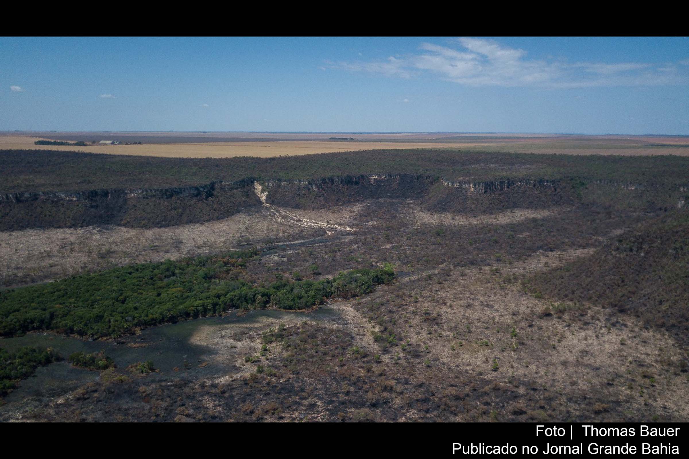 Nascente do Rio Preto, no oeste da Bahia, é ameaçada. A área, maior que a cidade de Recife (PE), está localizada em uma Unidade Estadual de Conservação no Condomínio Agronegócio Fazenda Estrondo, acusado da apropriação ilegal de 444 mil hectares de terras tradicionalmente ocupadas por comunidades geraizeiras.