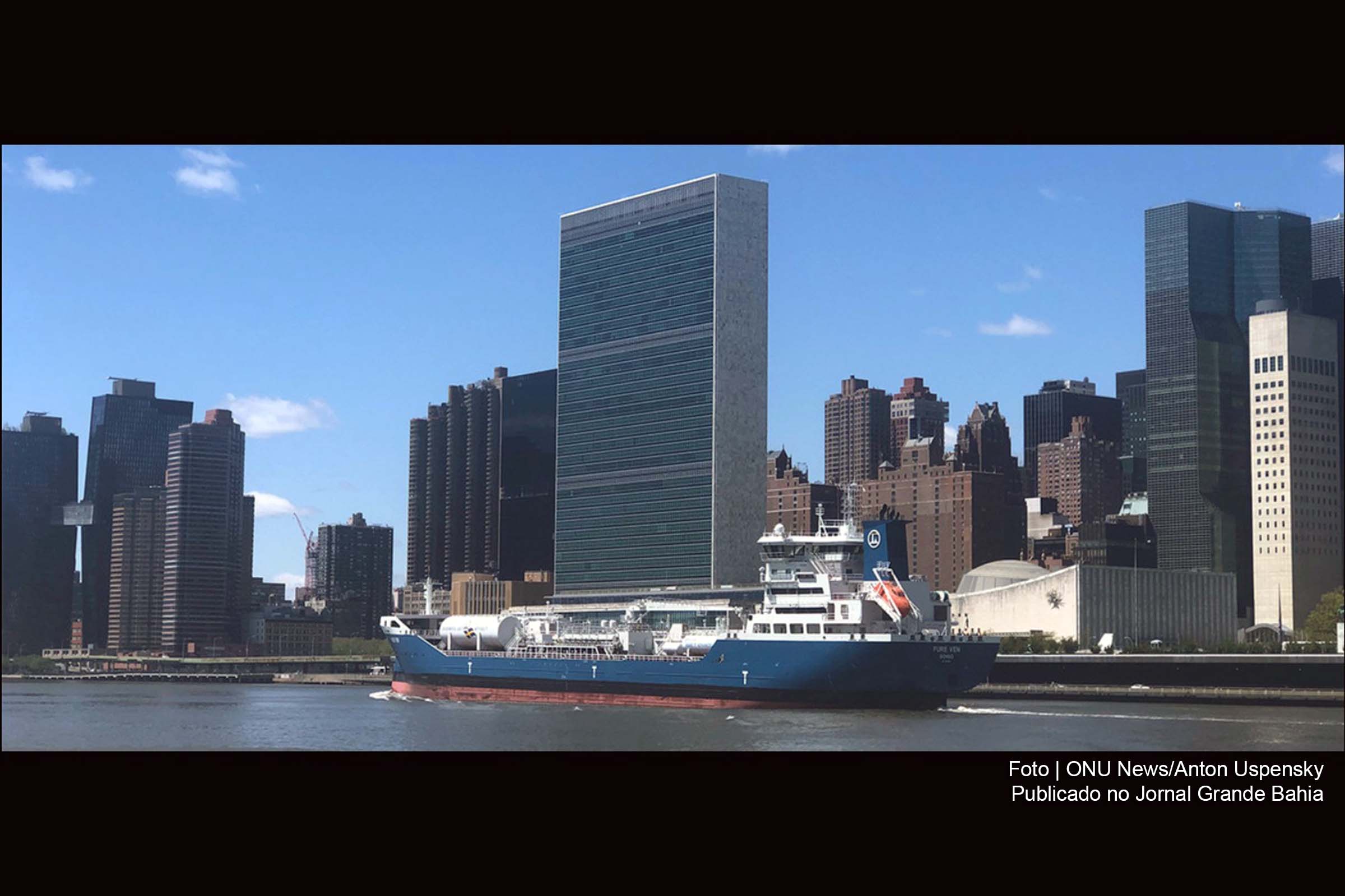 Navio em frente à sede das Nações Unidas, em Nova Iorque.