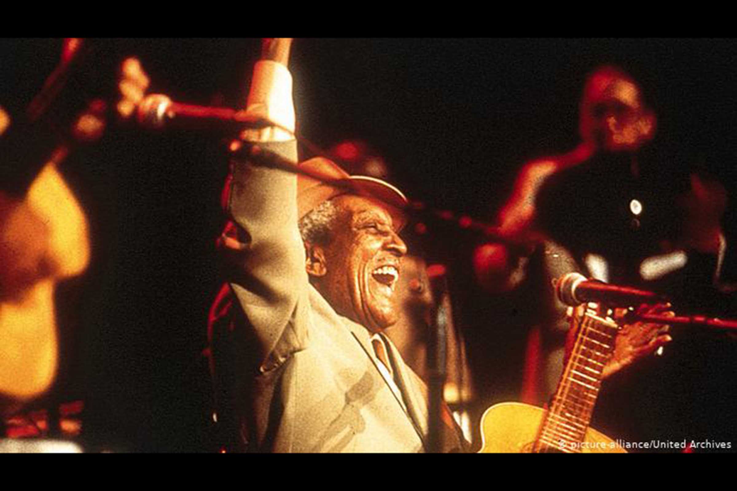 O músico Compay Segundo, um dos grandes nomes do Buena Vista Social Club. O músico americano Ry Cooder levou grandes nomes da música cubana, que estavam quase esquecidos, para os palcos do mundo, ao reuni-los para gravar um álbum legendário que inspirou um filme de Wim Wenders.