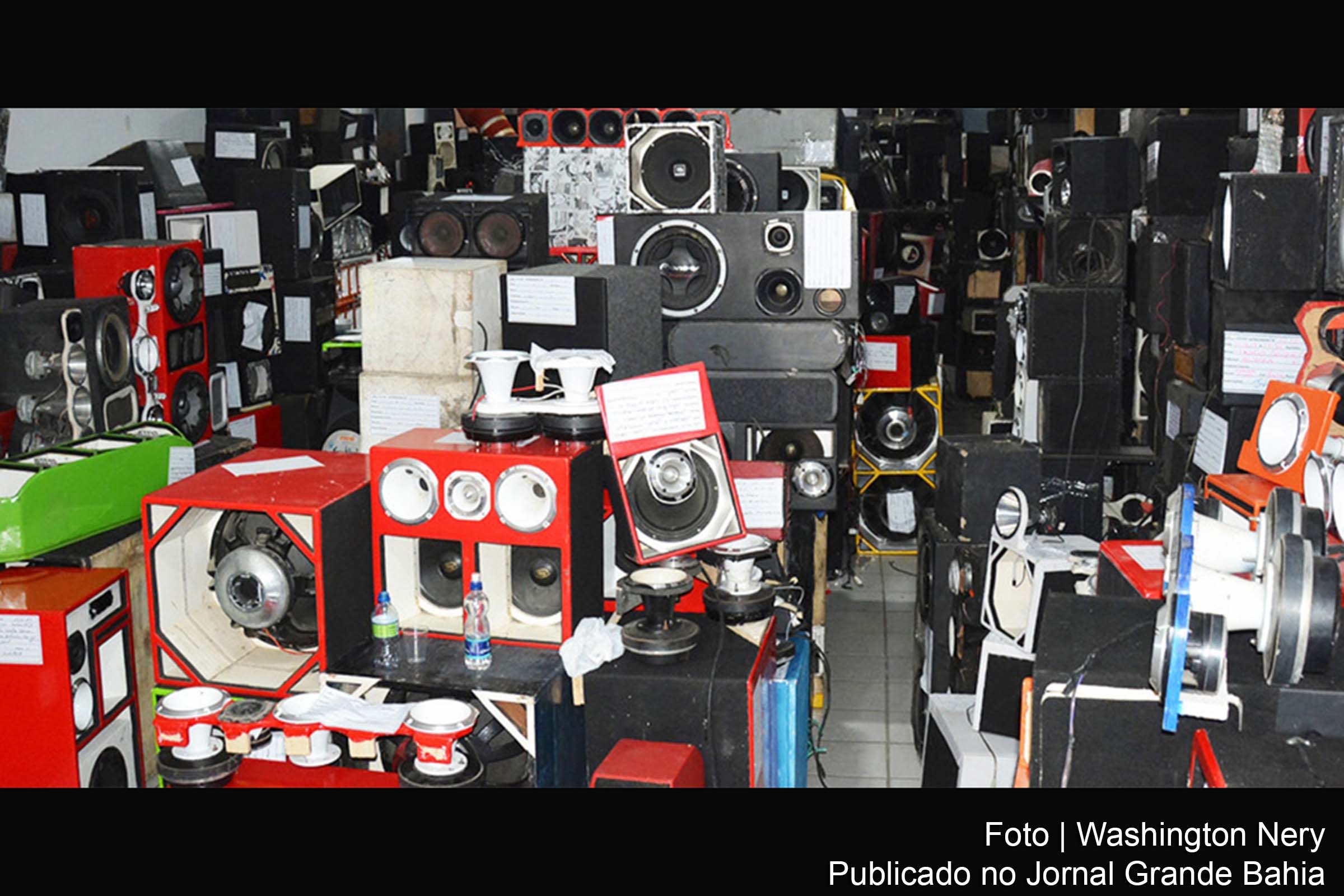 Equipamentos estavam sendo utilizados em frente a estabelecimentos comerciais e em locais próximos a residências.