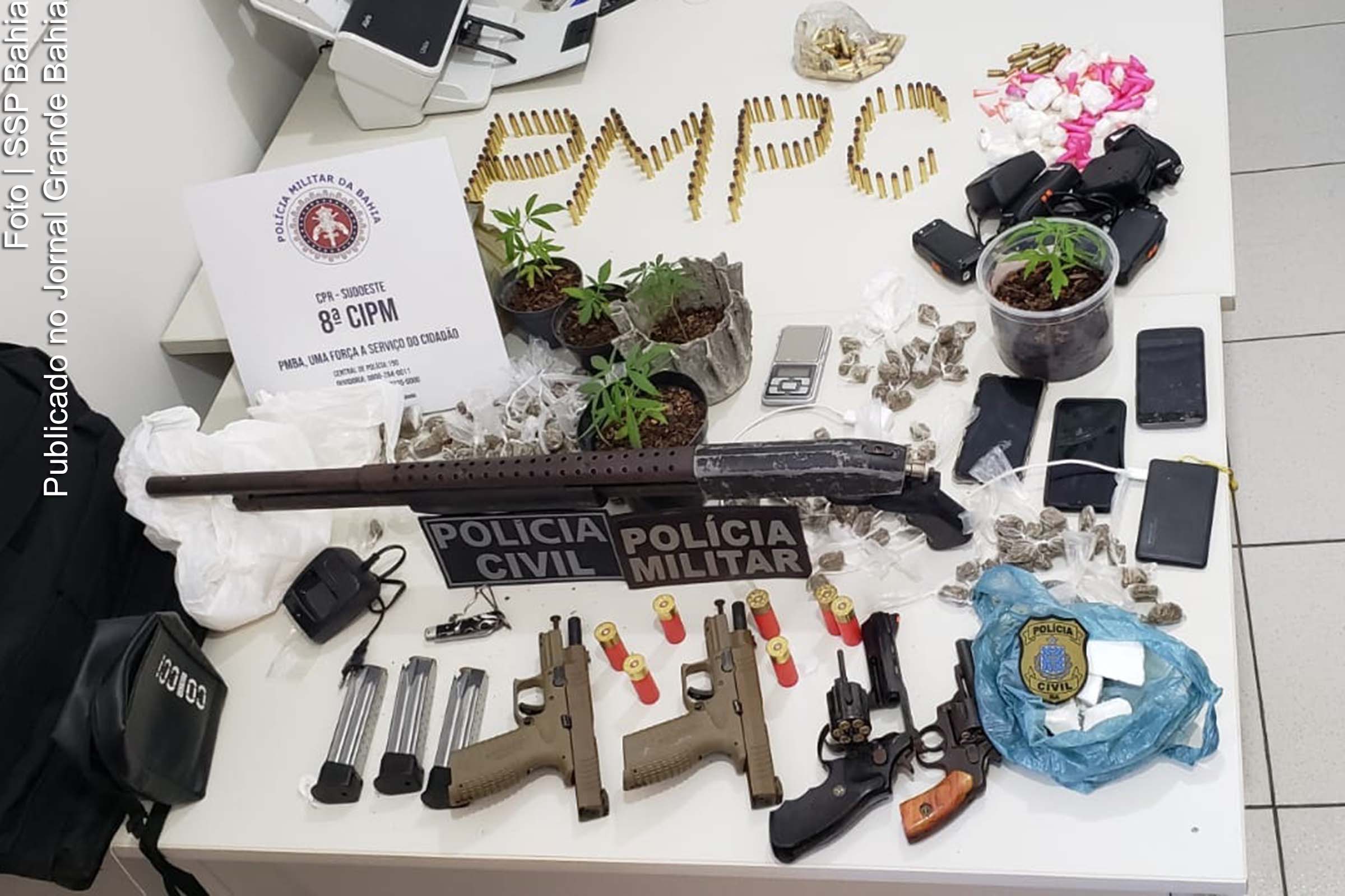 Policiais apreenderam pistolas, revólveres, espingarda e uma grande quantidade de munições foram localizadas, em imóveis.