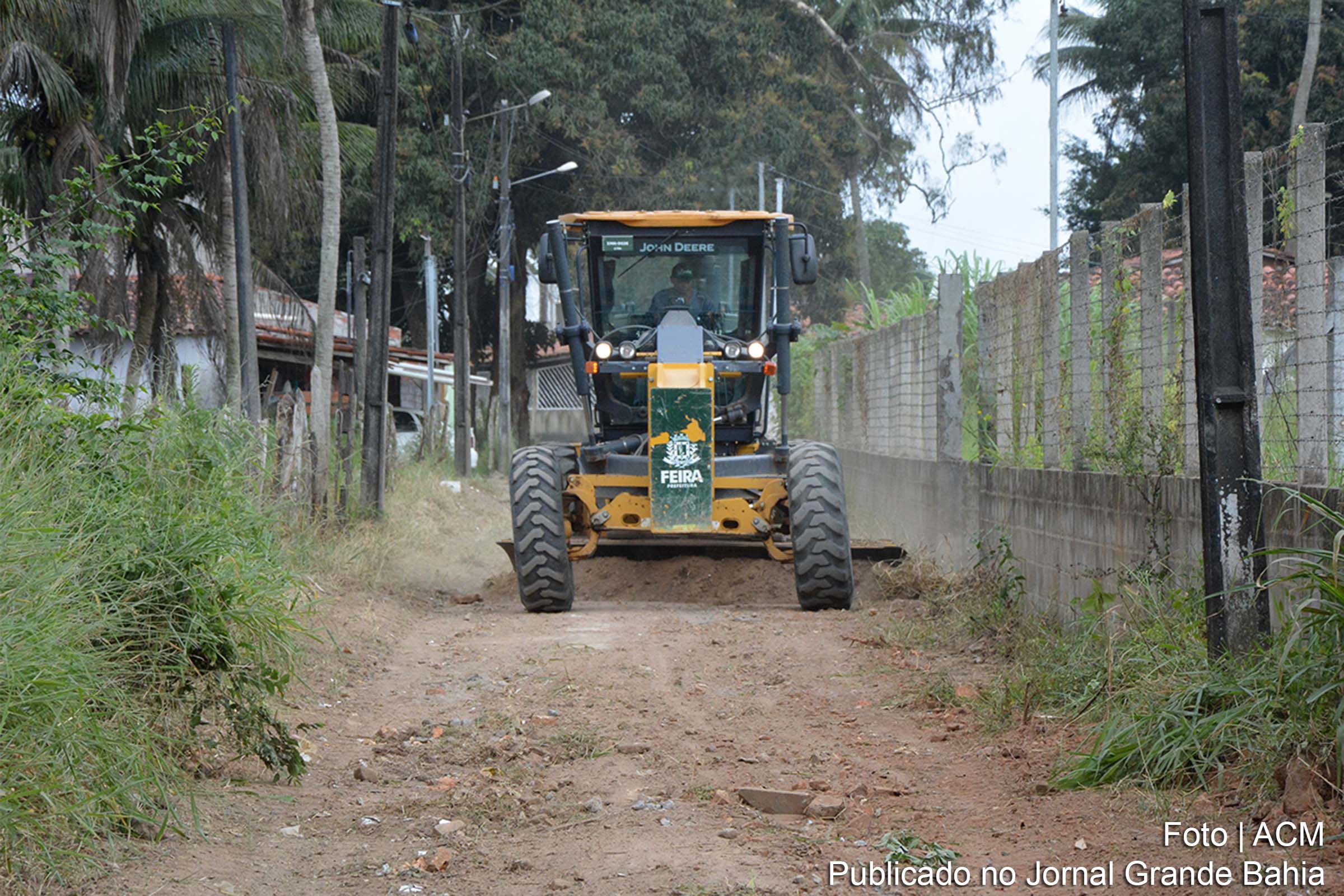 Estão sendo executados serviços de drenagem, patrolamento e tapa buraco em Concreto Betuminoso Usinado a Quente (CBUQ).
