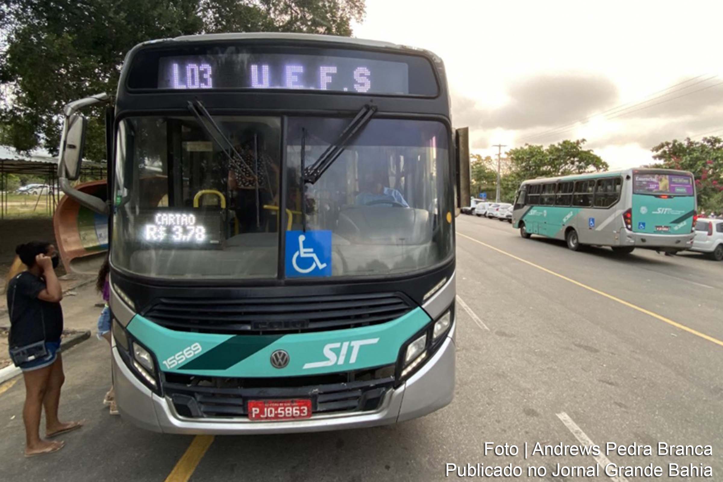 atendimento com transporte público urbano foi reforçado na Universidade Estadual de Feira de Santana para facilitar o deslocamento da grande demanda de pessoas que buscam se vacinar contra a Covid-19.