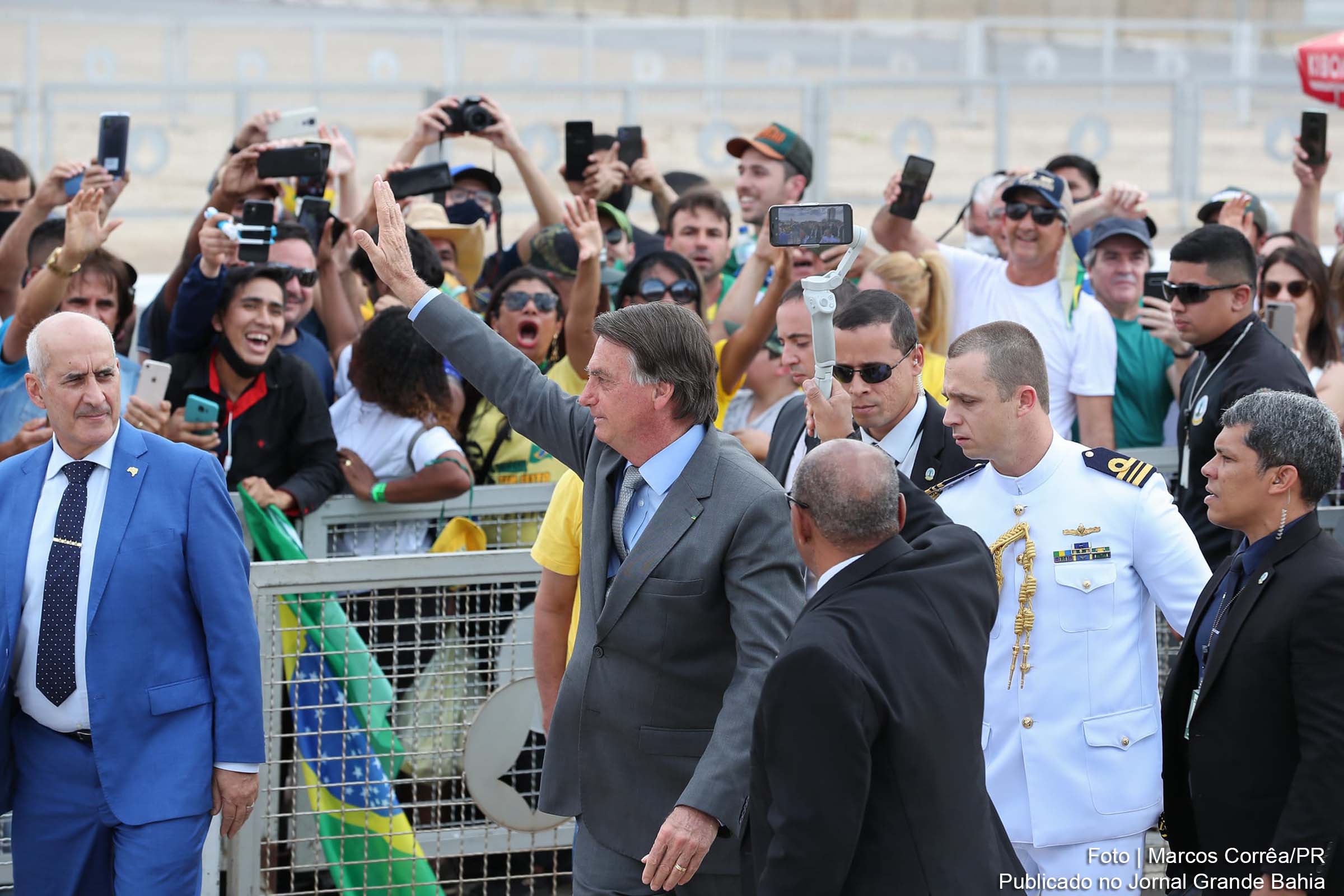 Presidente Jair Bolsonaro se encontra com apoiadores na rampa do Palácio do Planalto, nesta segunda-feira (06/09/2021). Em Brasília, onde organizadores estimam mais de um milhão de manifestantes, haverá reforço policial em toda região central.