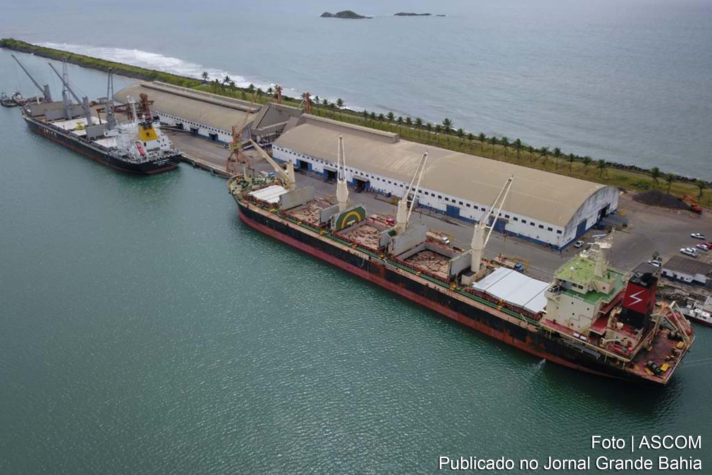 Vista aérea do Porto de Aratu em Candeias.
