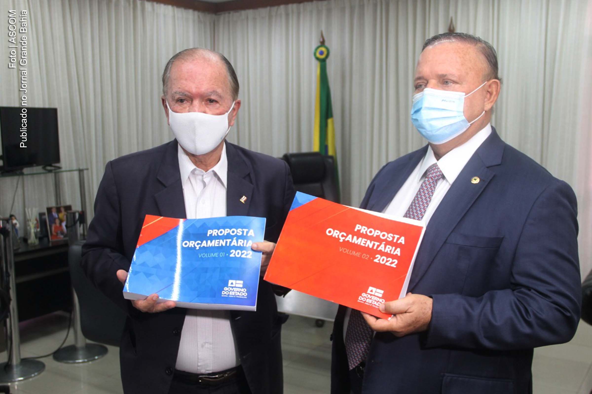 Vice-governador João Leão entrega PLOA 2022 ao deputado Adolfo Menezes, presidente da ALBA. 