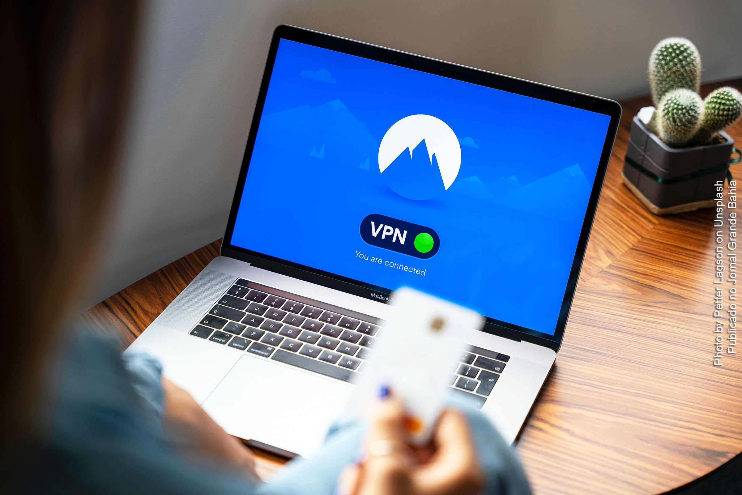A Virtual Private Network (VPN, Rede Privada Virtual) permite que usuários estabeleçam conexão protegida com a internet ao usar redes públicas.