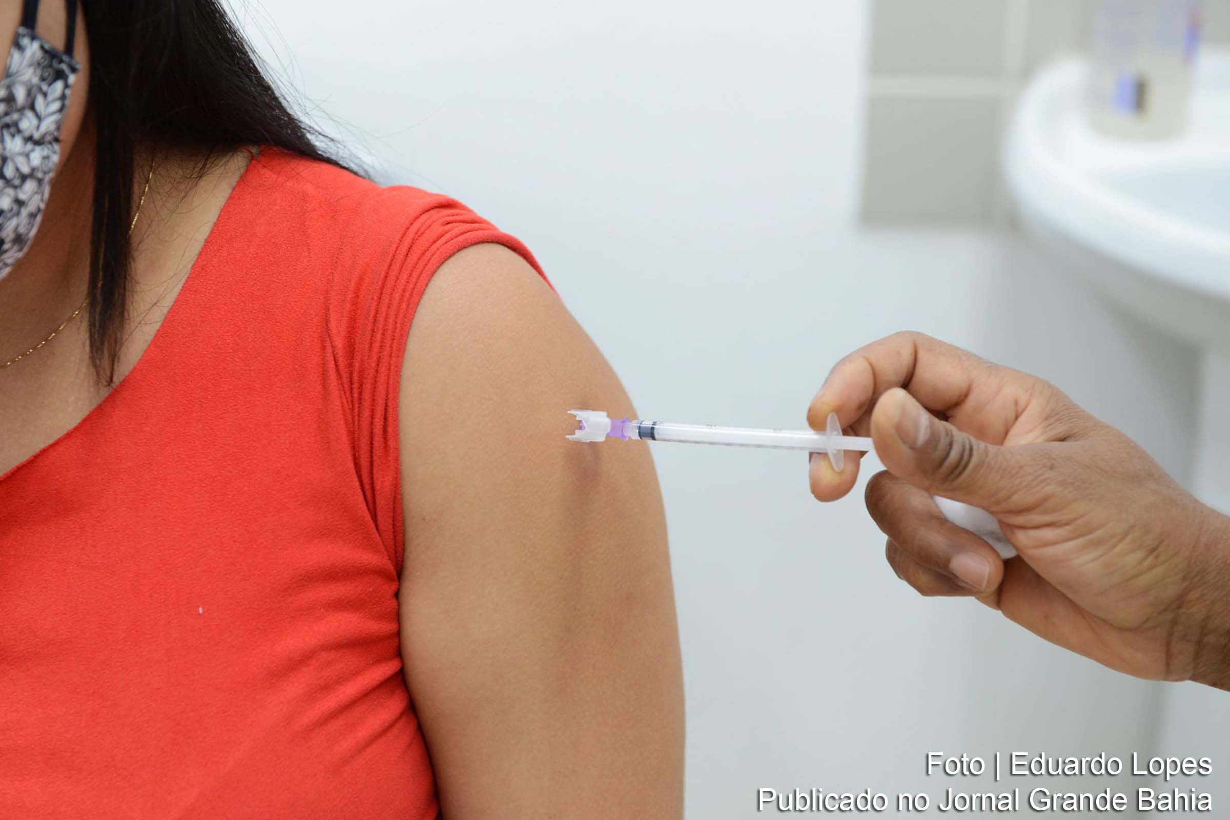 Obrigatório levar o cartão de vacina com a comprovação da primeira dose, RG, CPF, cartão do SUS e comprovante de residência.