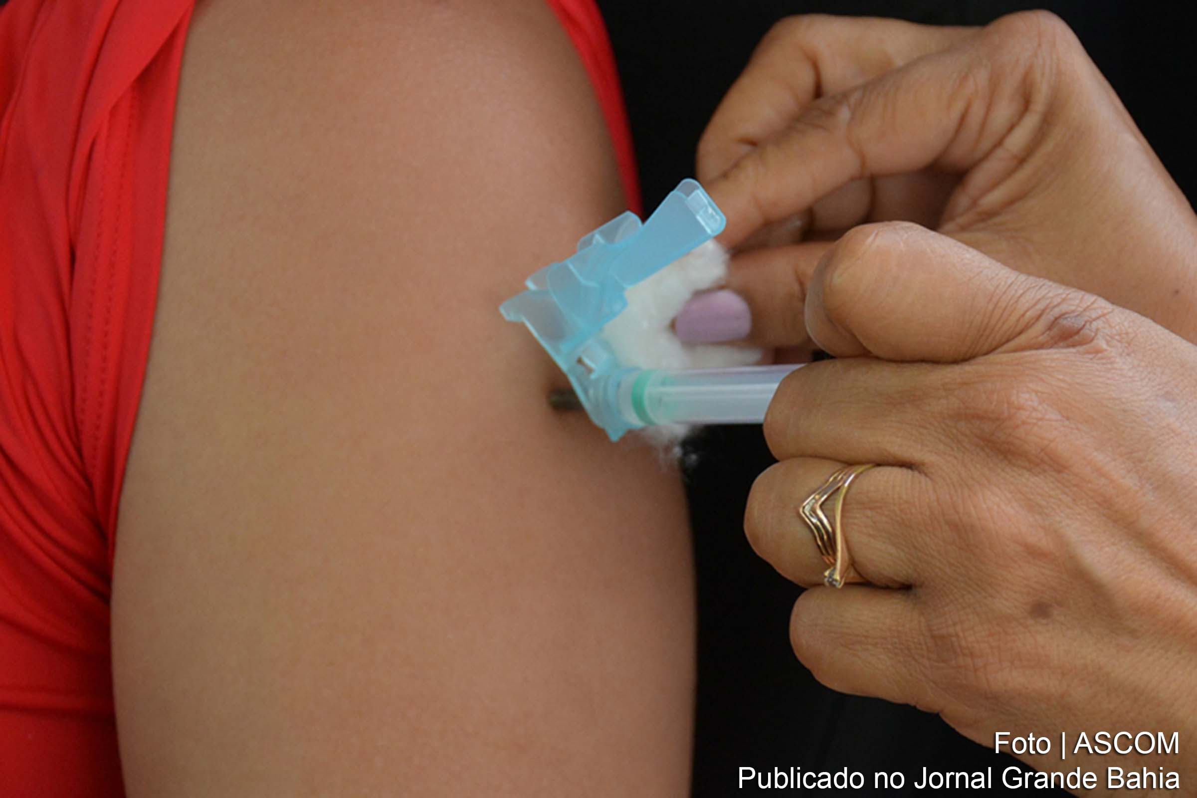 Obrigatório apresentar o cartão de vacina com a comprovação da primeira dose, RG, CPF, cartão do SUS e comprovante de residência.