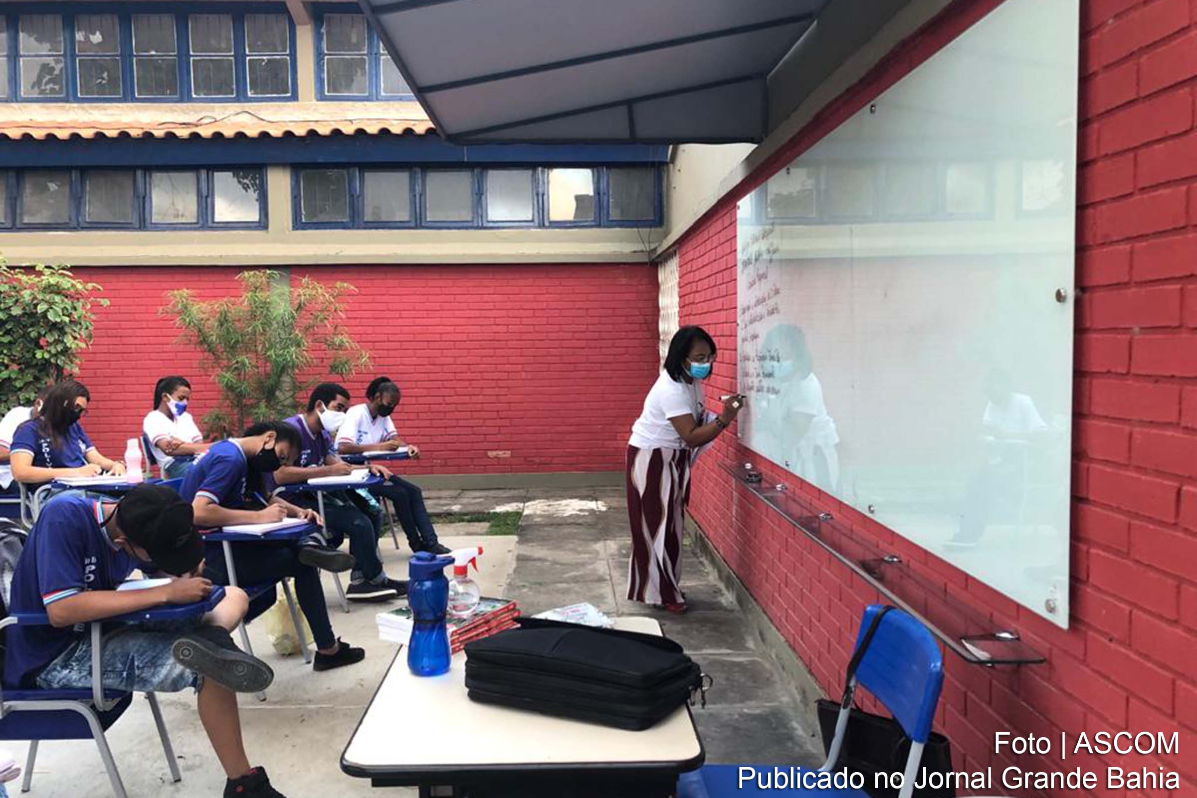 Ideia de levar a estrutura da sala de aula para a área externa da unidade escolar empolgou os estudantes do Colégio Estadual Polivalente de Santo Estêvão.