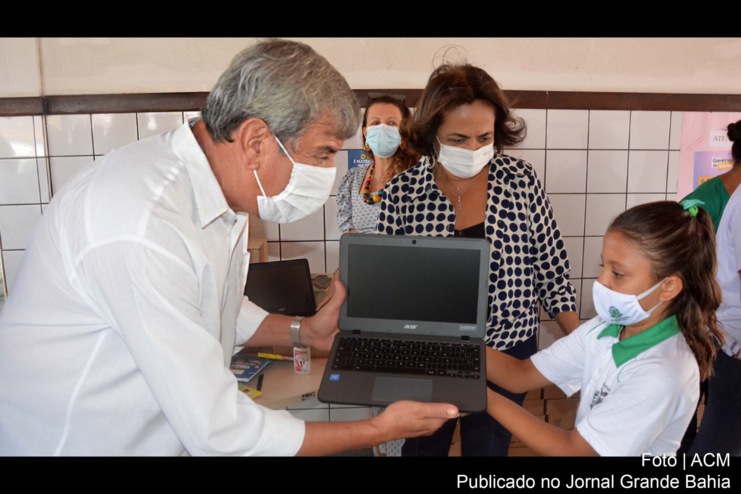 Prefeito Colbert Martins Filho entrega Chromebooks à Vanessa Silva.