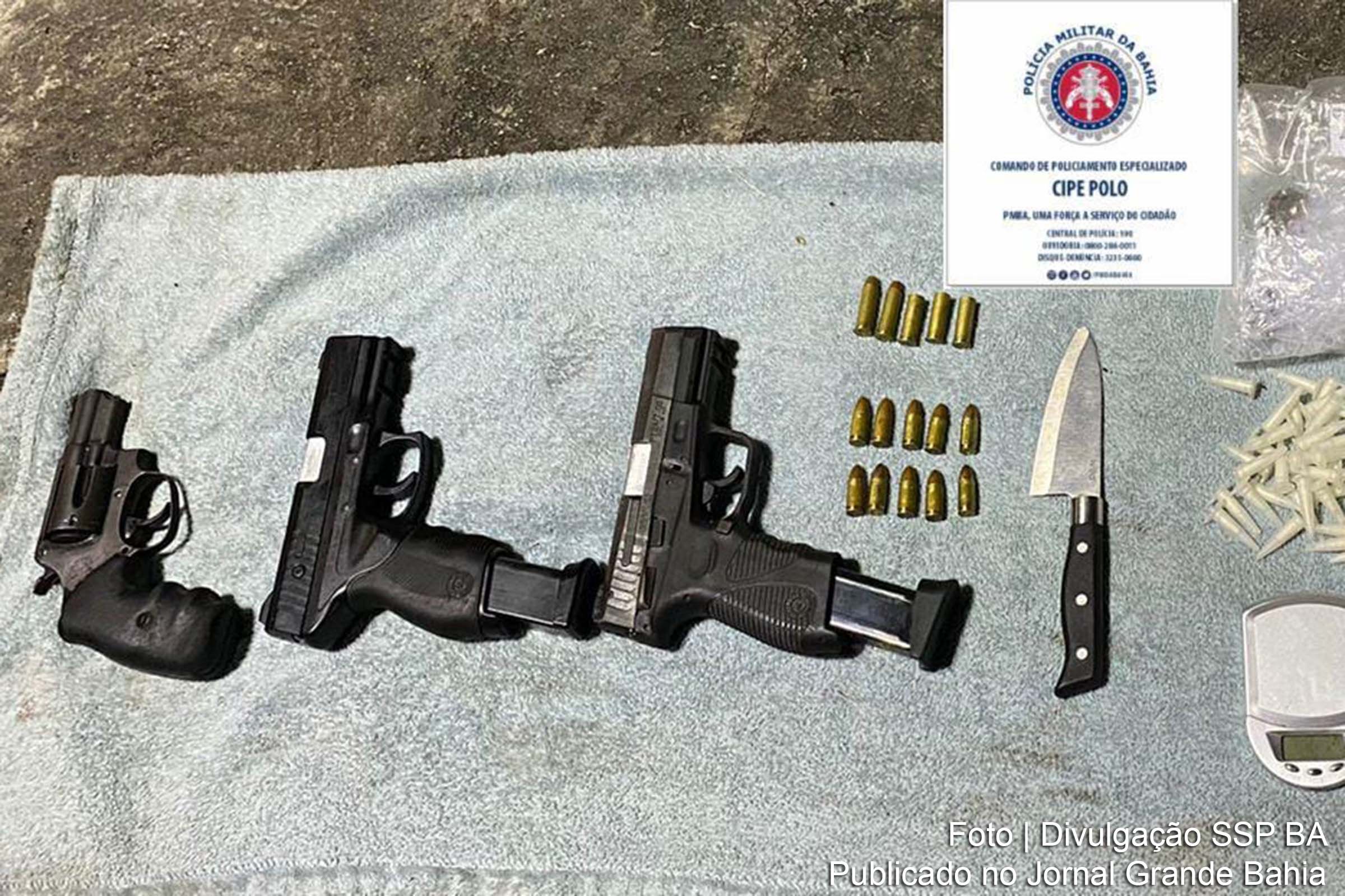 Além das armas, também foram encontrados 48 pinos de cocaína, 80 pacotes de maconha, duas balanças, uma faca e embalagens para armazenar drogas.