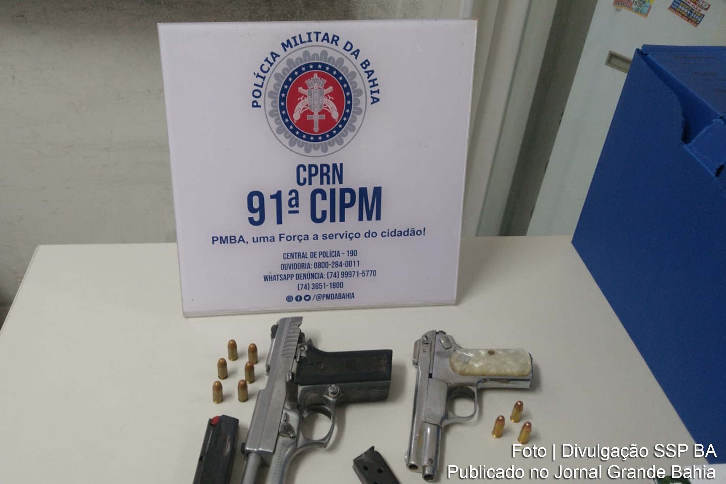 Dois homens foram encontrados com duas pistolas, um revólver e drogas.