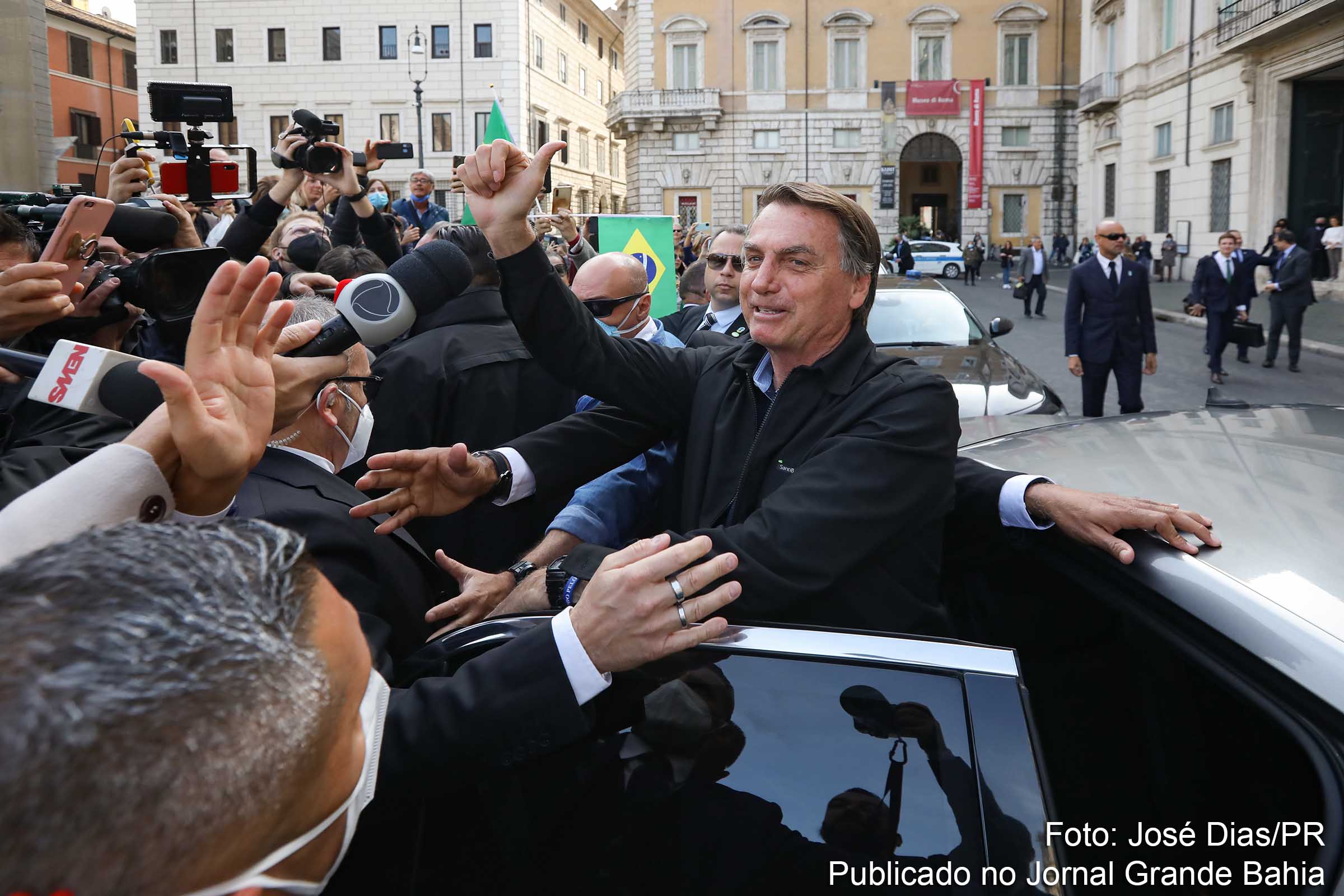 Extremista presidente Jair Bolsonaro é acusado de sete crimes comuns pelo relatório da CPI da Pandemia do Senado Federal. Decisão de Augusto Aras, procurador-geral da República, é o primeiro passo para analisar as acusações contra o presidente e outros 12 políticos com foro privilegiado apontadas no relatório da comissão parlamentar.