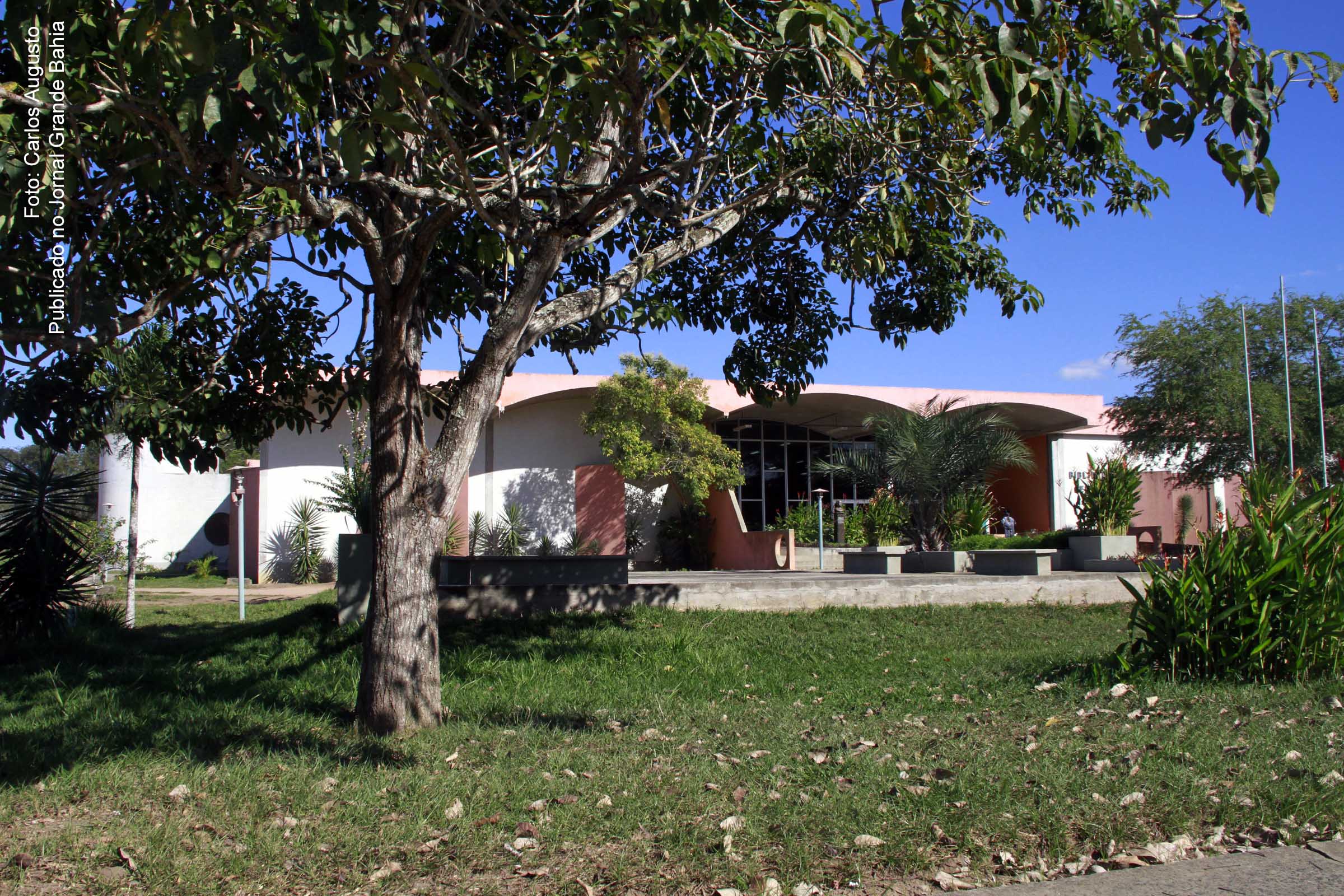 Fachada da Biblioteca Central Julieta Carteado (Biblioteca Central) da Universidade Estadual de Feira de Santana.